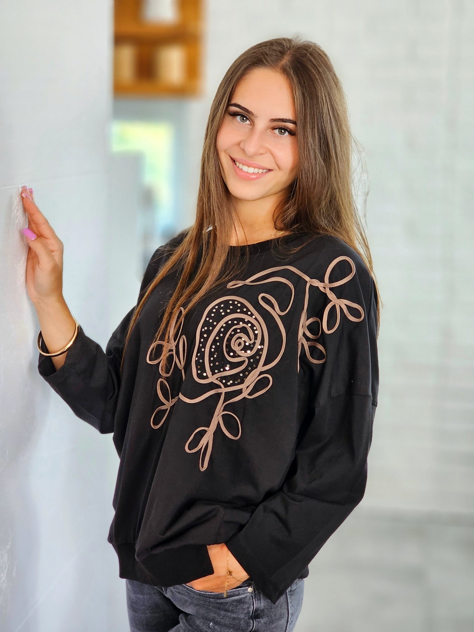 Bluza z aplikacją w kwiatowy wzór – komfort w modnym wydaniu