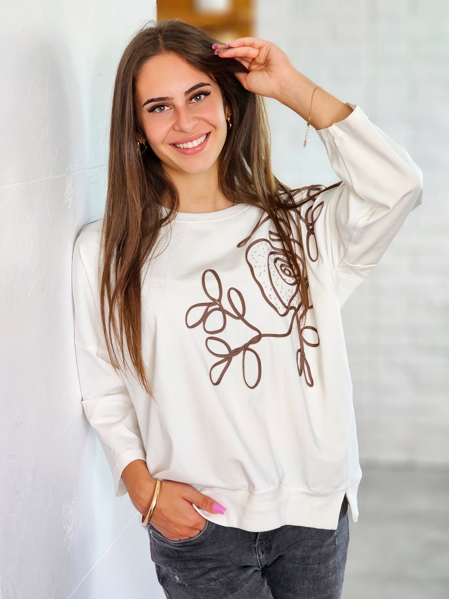 Bluza z aplikacją w kwiatowy wzór – komfort w modnym wydaniu
