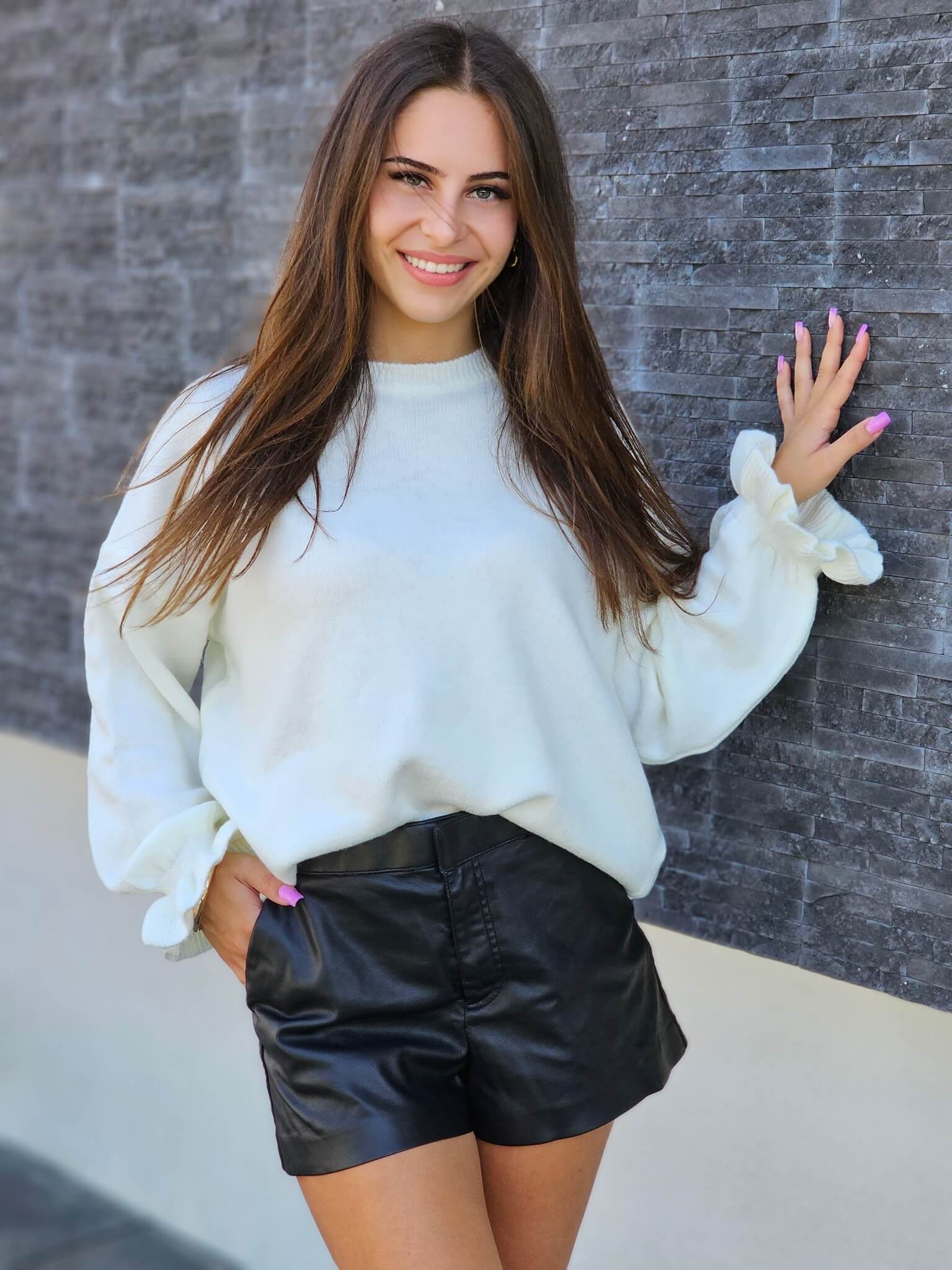 Sweter z falbanką przy rękawie