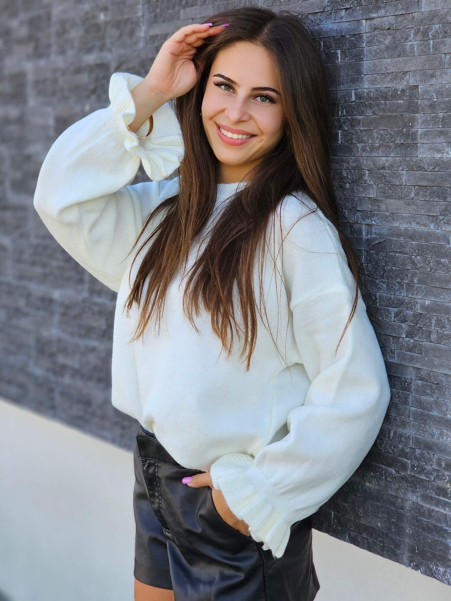 Sweter z falbanką przy rękawie
