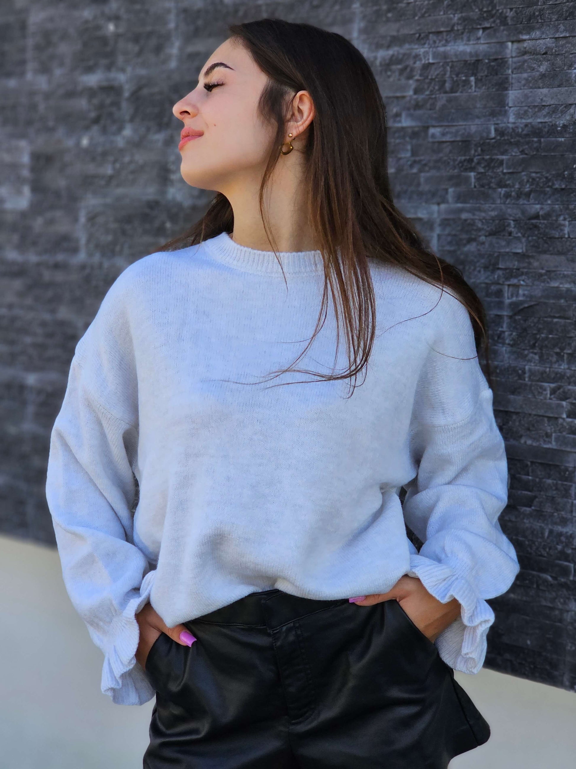 Sweter z falbanką przy rękawie