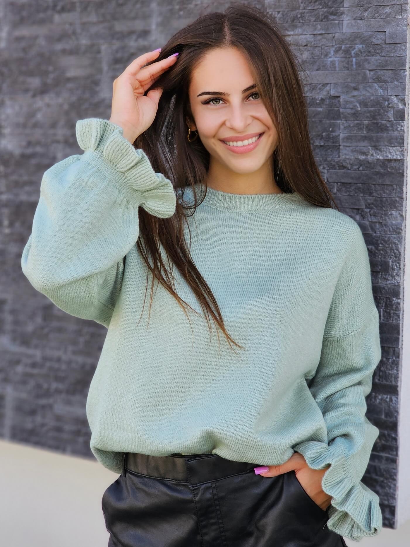 Sweter z falbanką przy rękawie