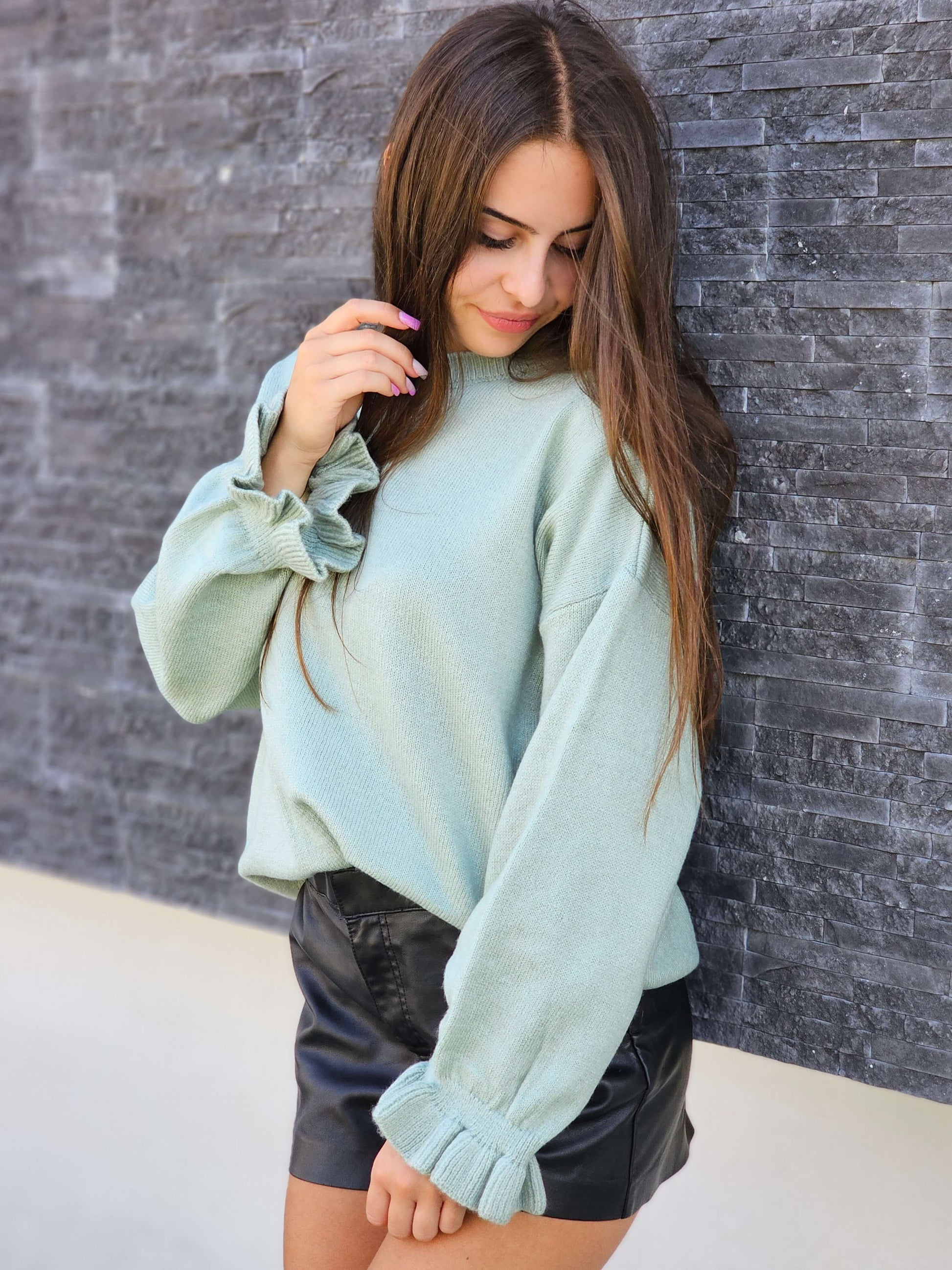 Sweter z falbanką przy rękawie