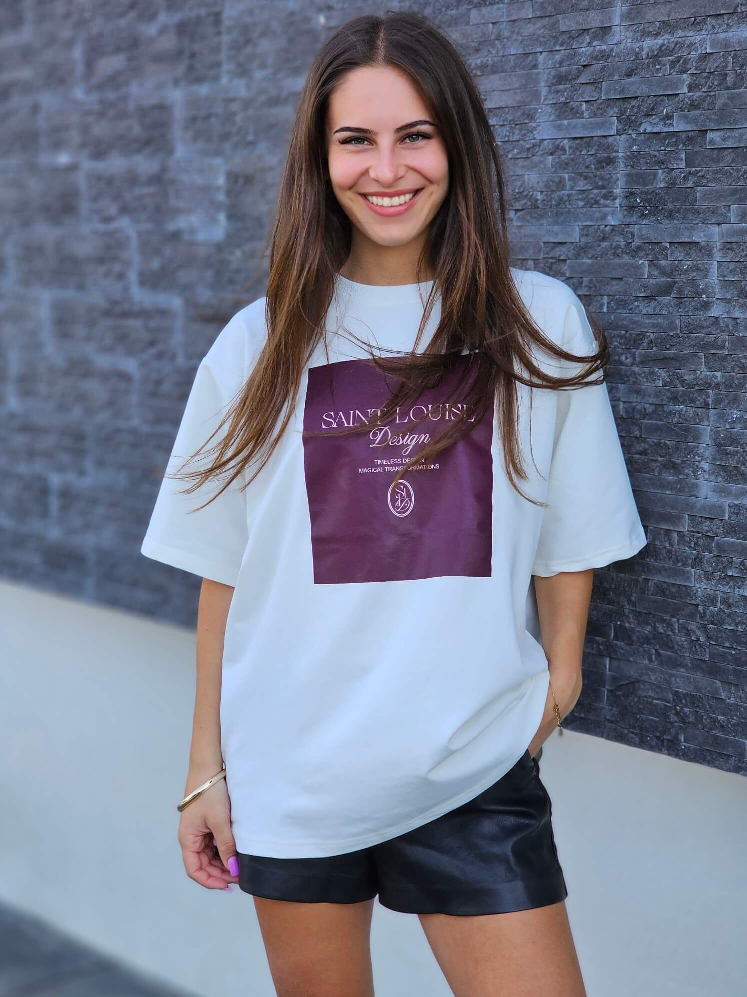 T-shirt „Saint Louise Design” – casualowy luz z nutą elegancj