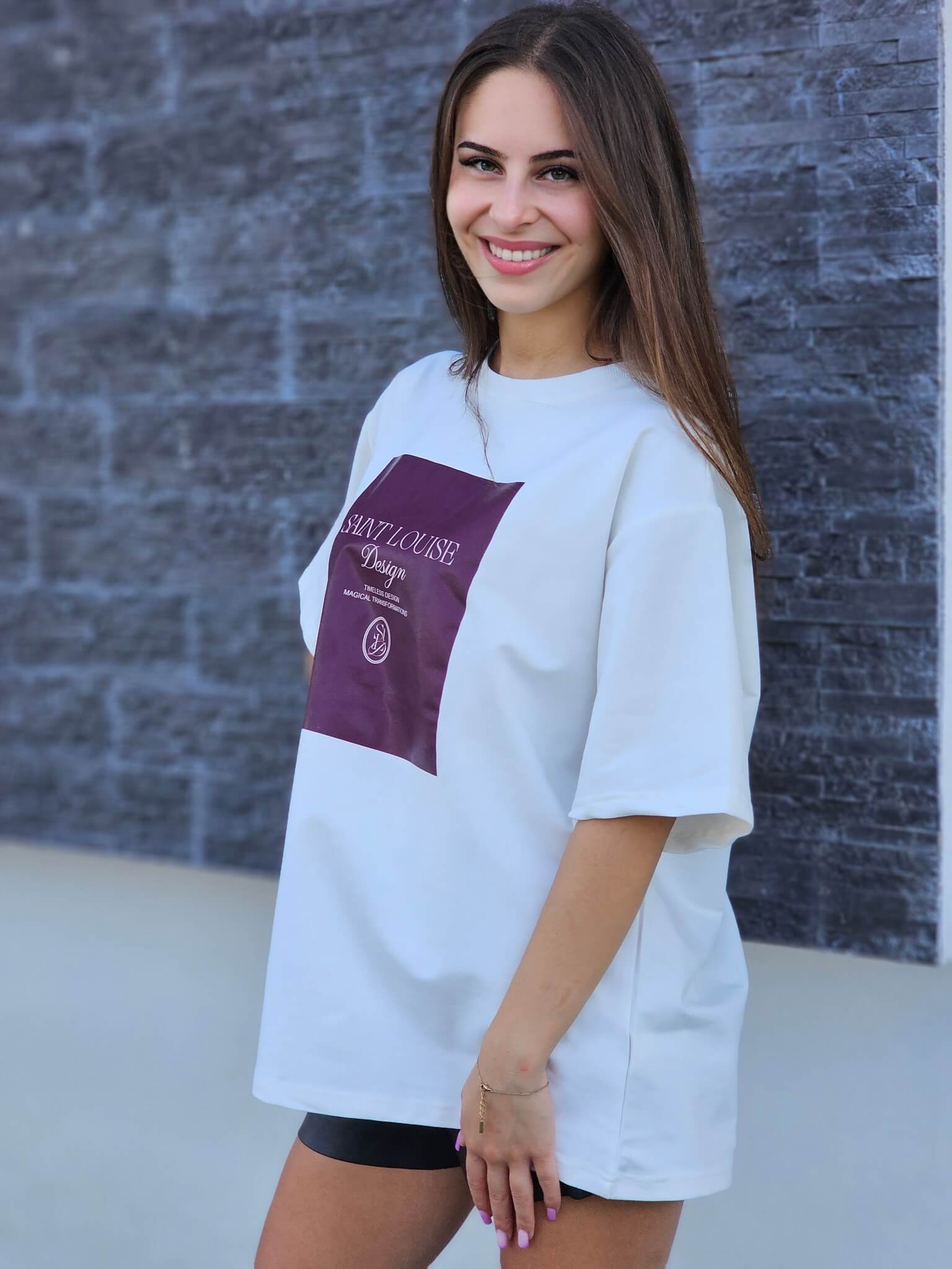 T-shirt „Saint Louise Design” – casualowy luz z nutą elegancj