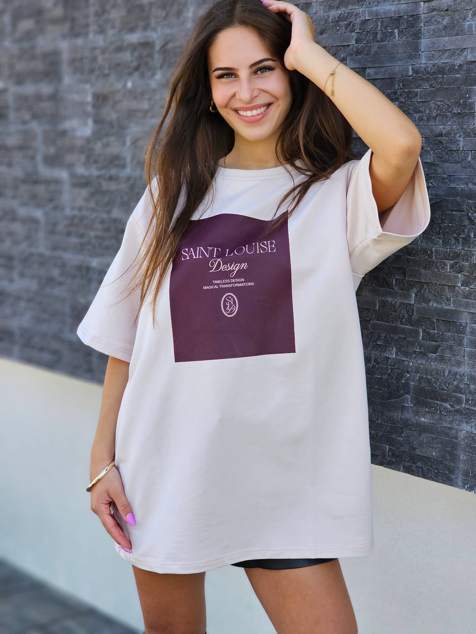 T-shirt „Saint Louise Design” – casualowy luz z nutą elegancj