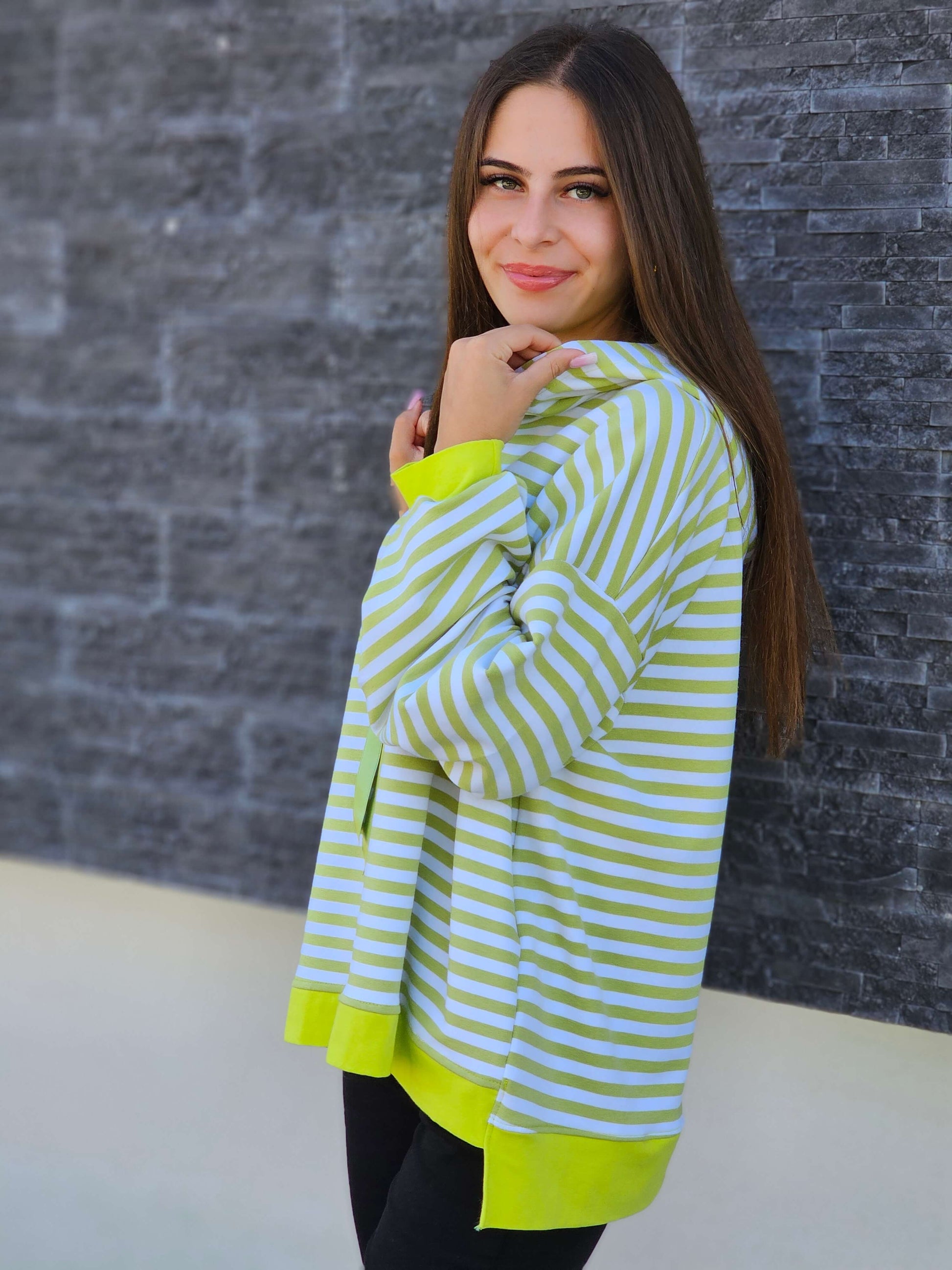Bluza w paski – sportowy luz i dziewczęcy urok