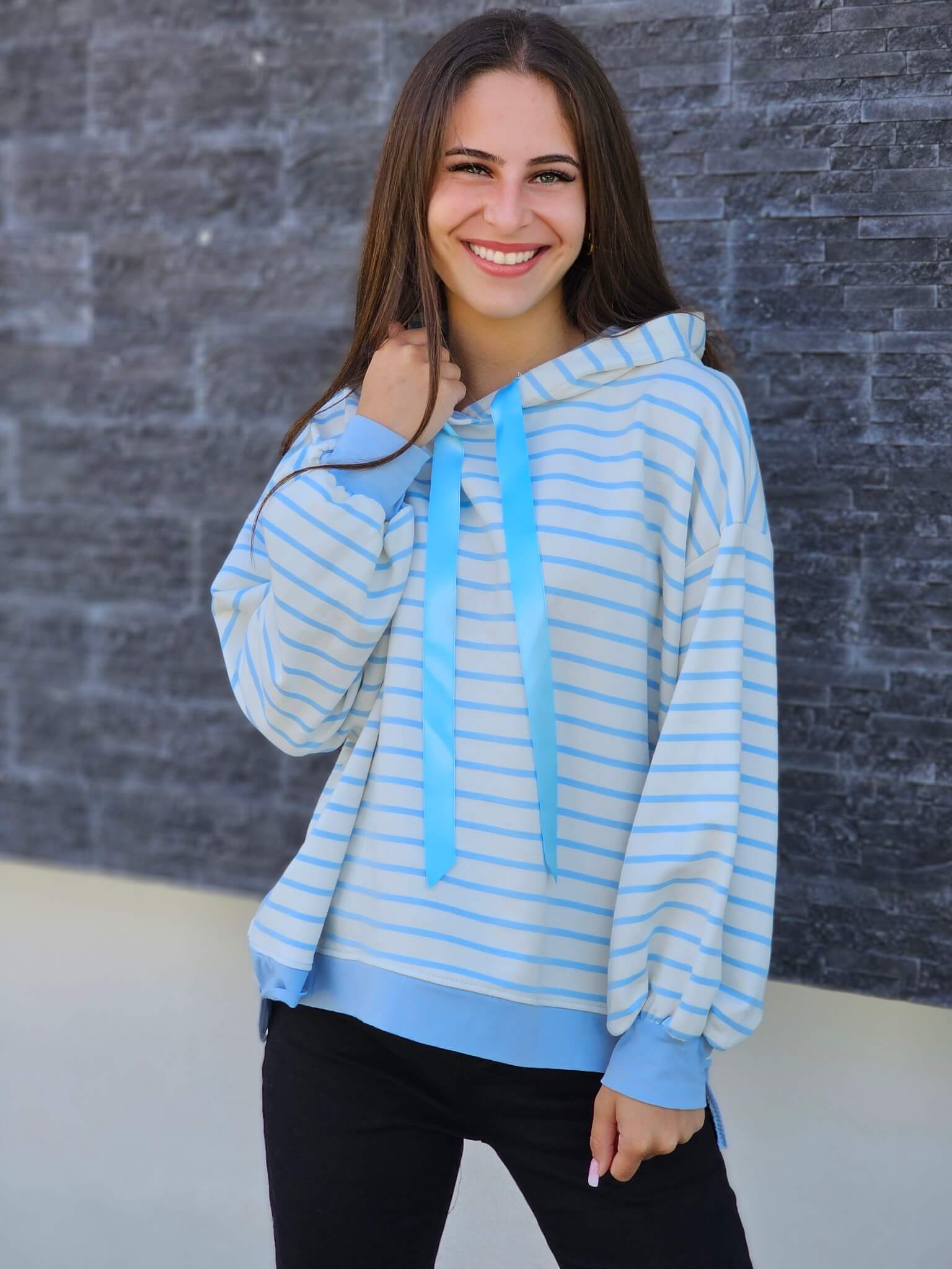 Bluza w paski – sportowy luz i dziewczęcy urok