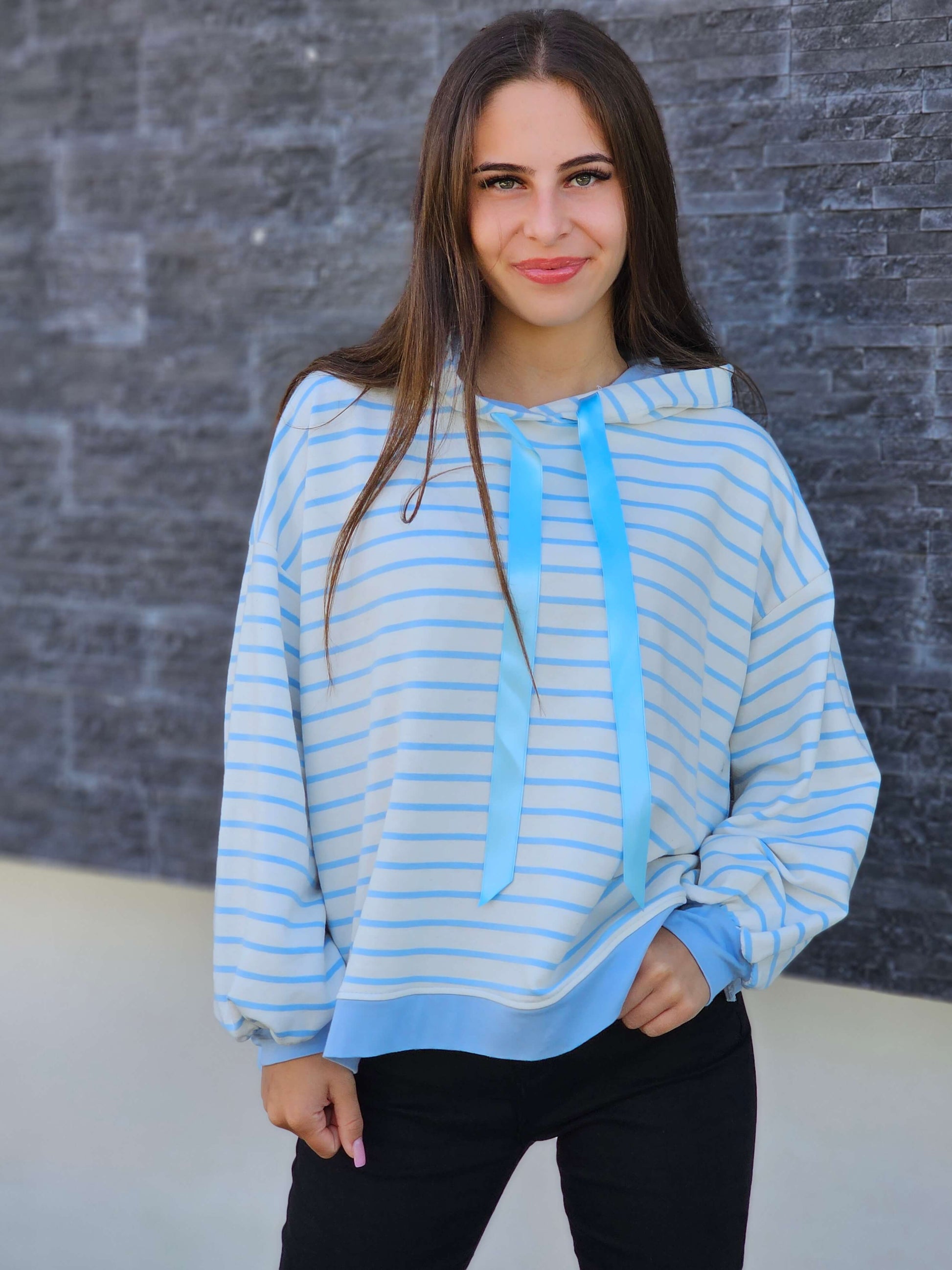 Bluza w paski – sportowy luz i dziewczęcy urok