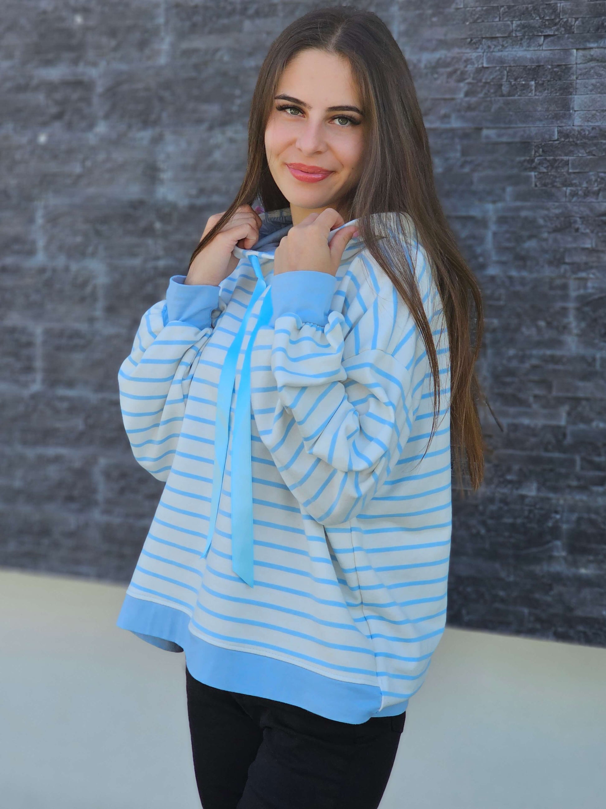 Bluza w paski – sportowy luz i dziewczęcy urok