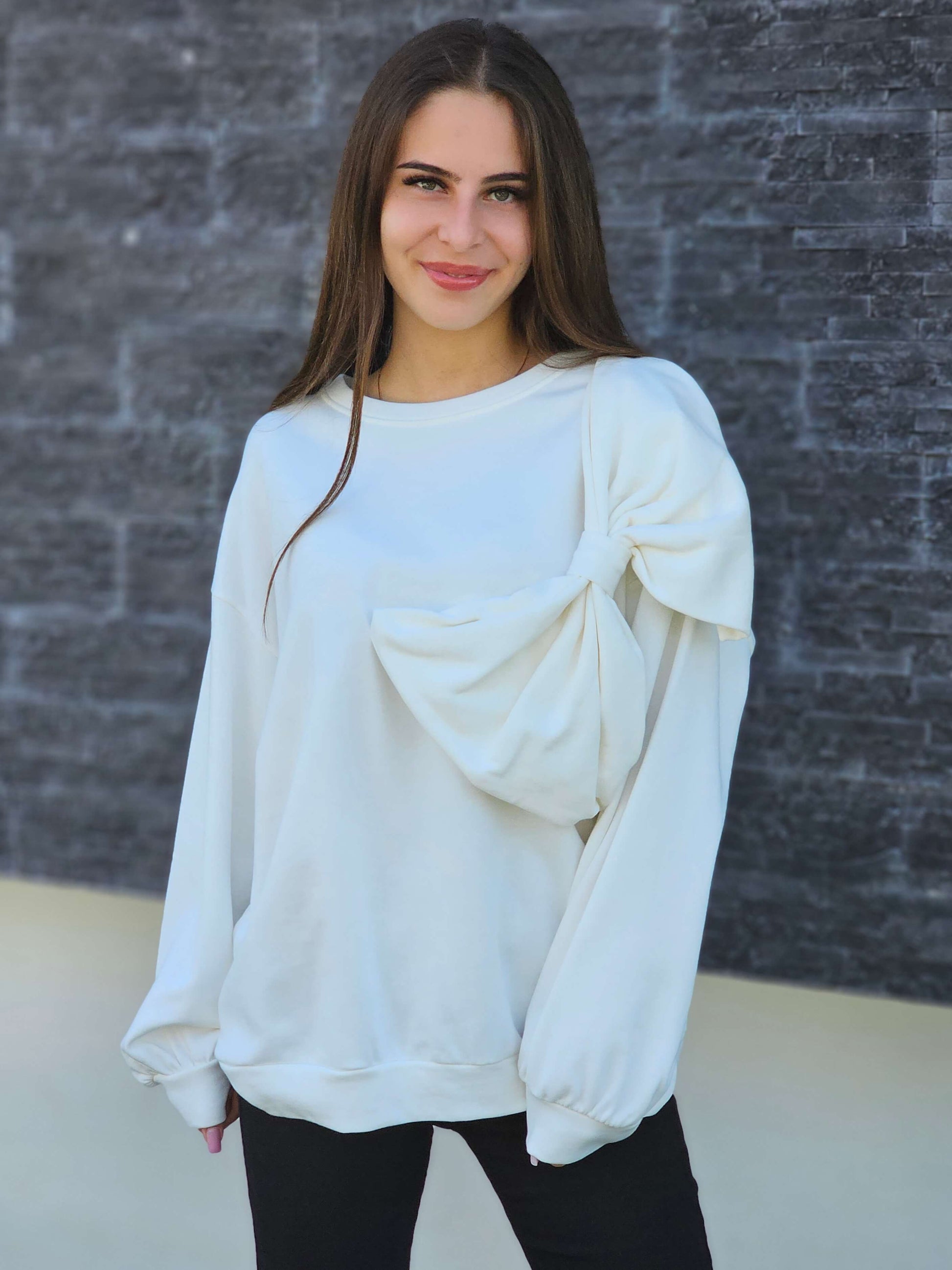 Bluza z dużą kokardą – oryginalny akcent w Twojej stylizacji