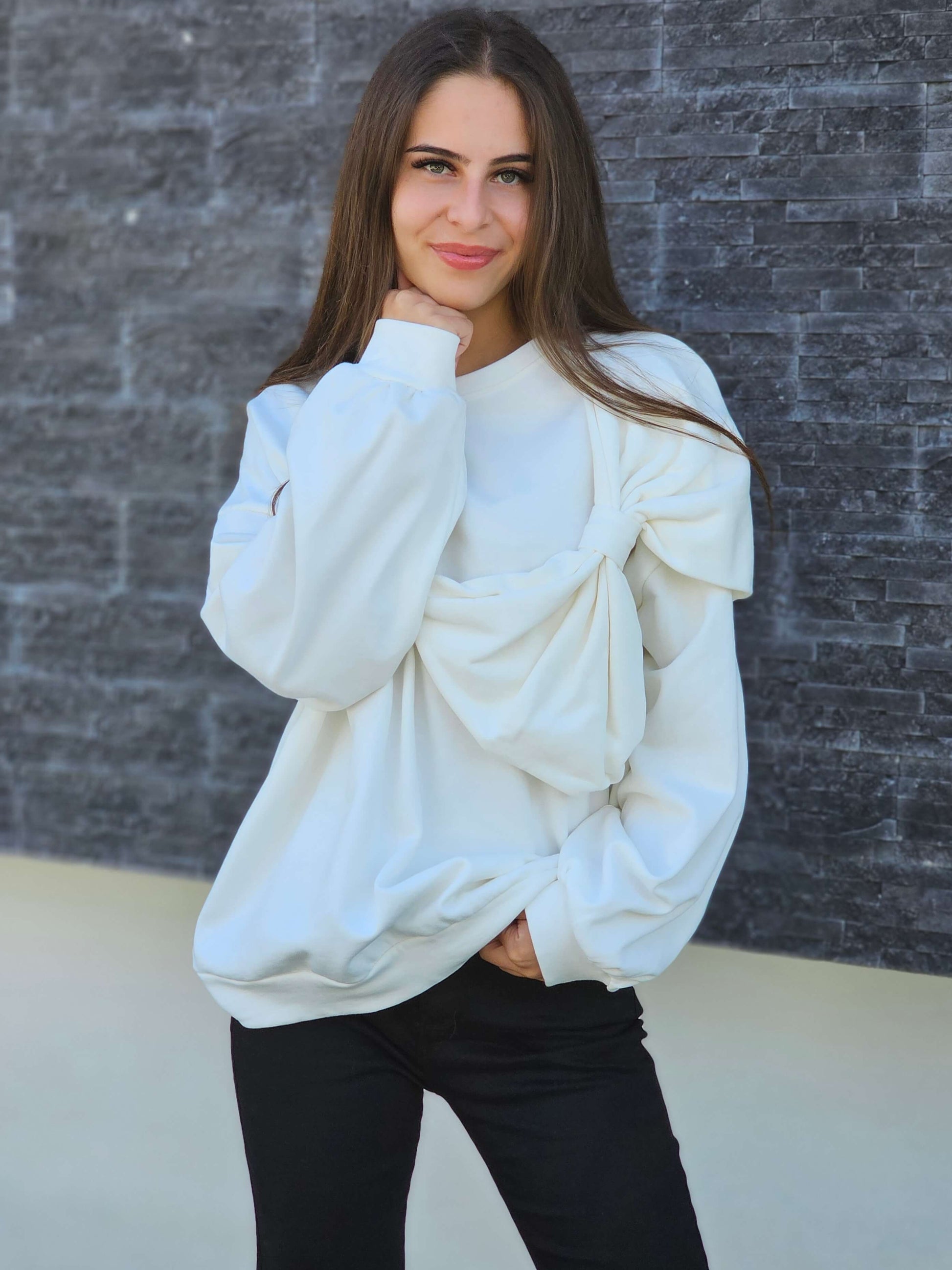 Bluza z dużą kokardą – oryginalny akcent w Twojej stylizacji