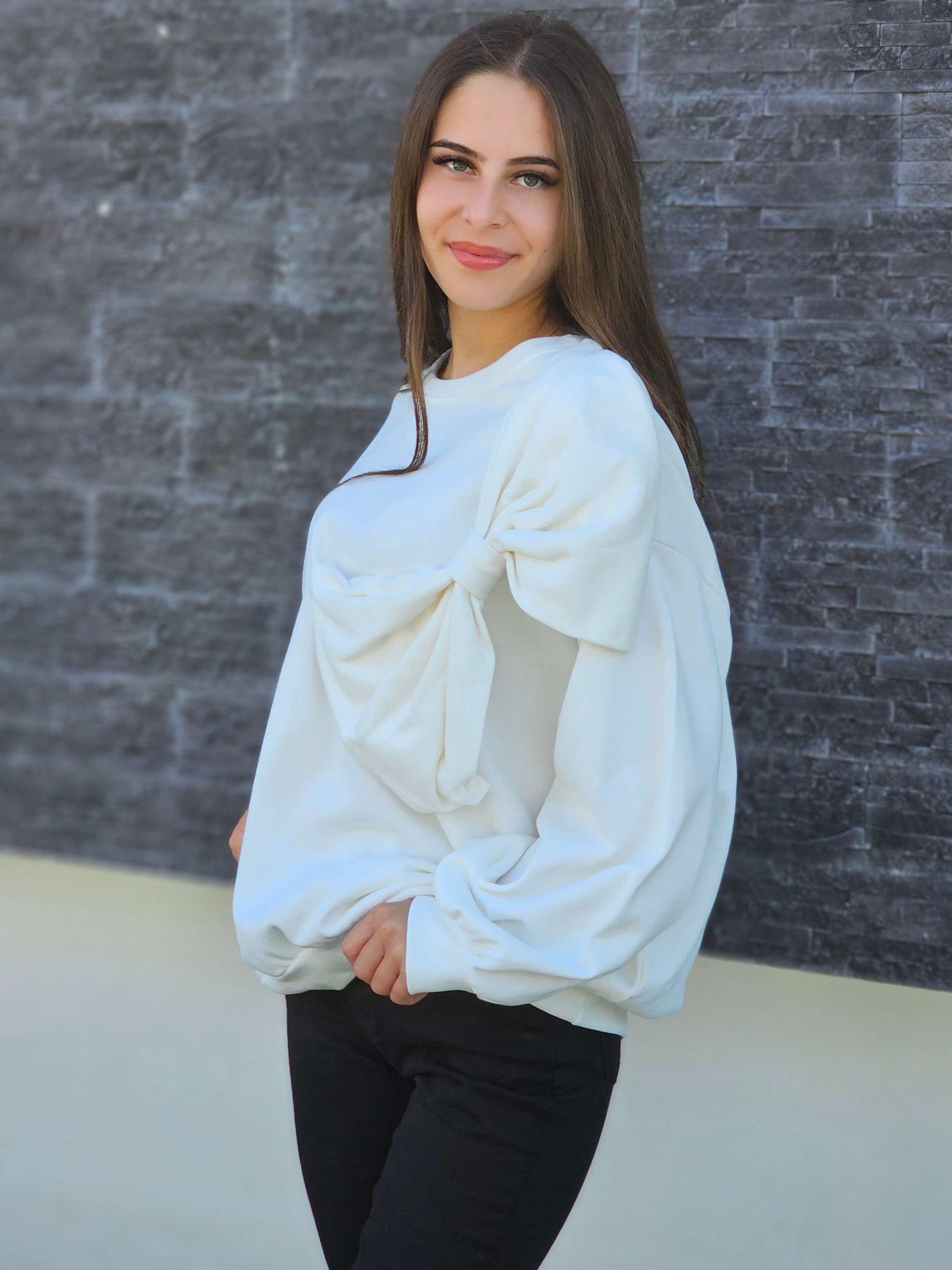 Bluza z dużą kokardą – oryginalny akcent w Twojej stylizacji