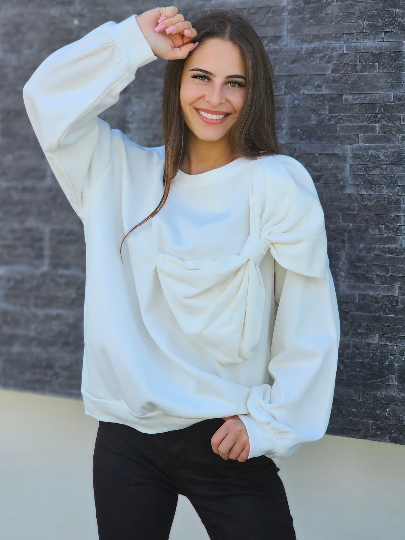 Bluza z dużą kokardą – oryginalny akcent w Twojej stylizacji