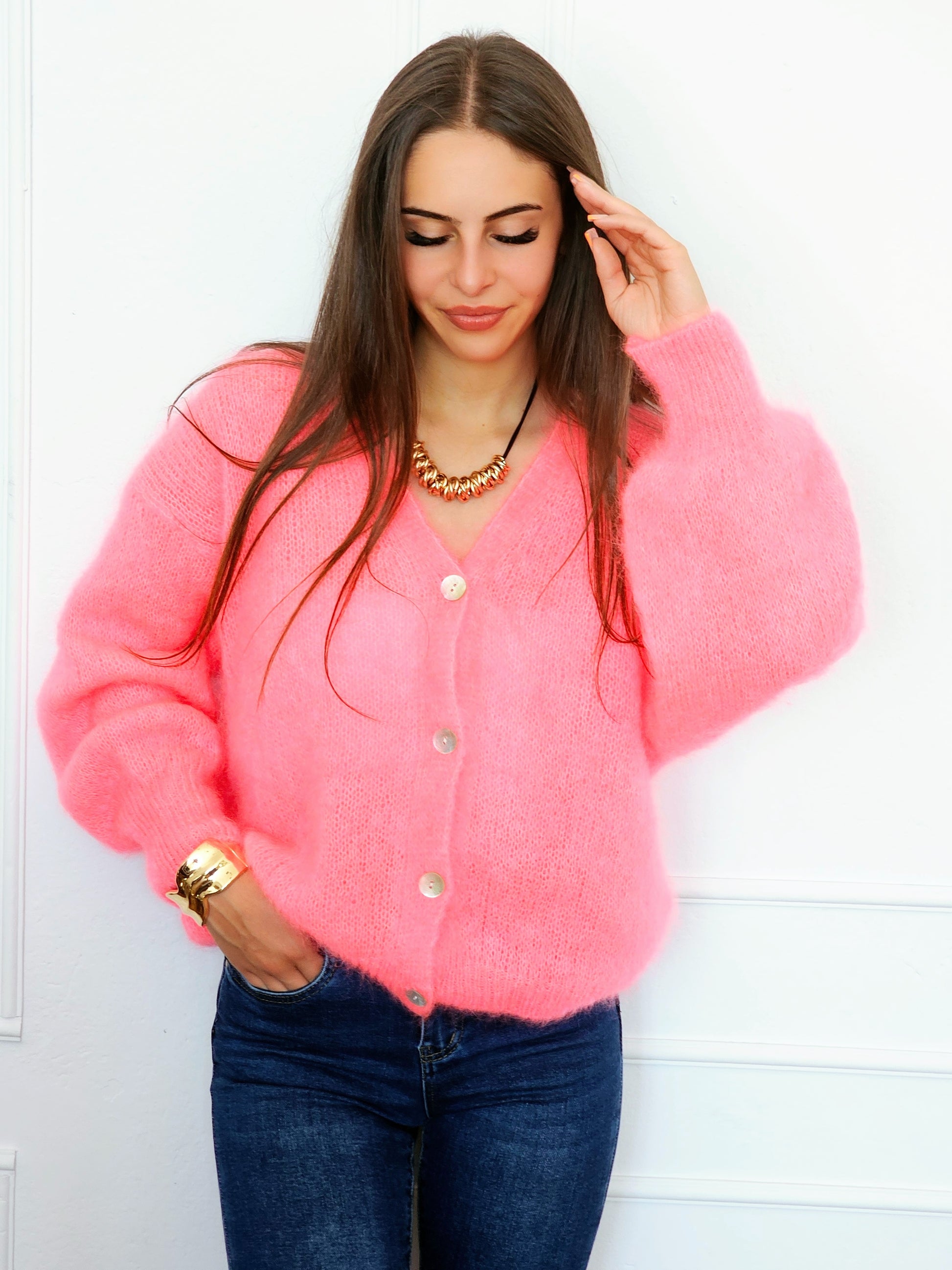 Sweterkowy kardigan z puszystej przędzy – miękkość i styl w jednym