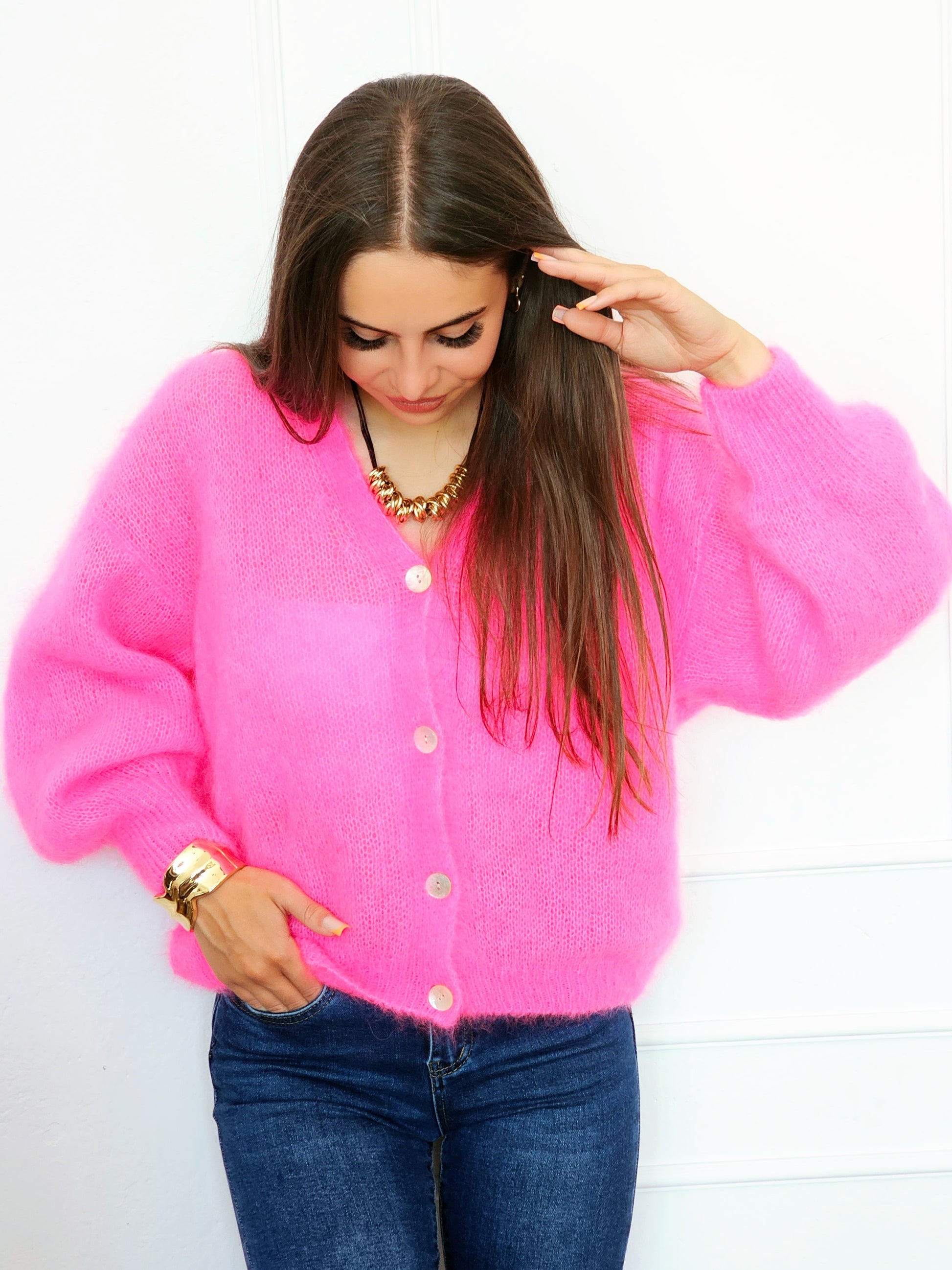 Sweterkowy kardigan z puszystej przędzy – miękkość i styl w jednym