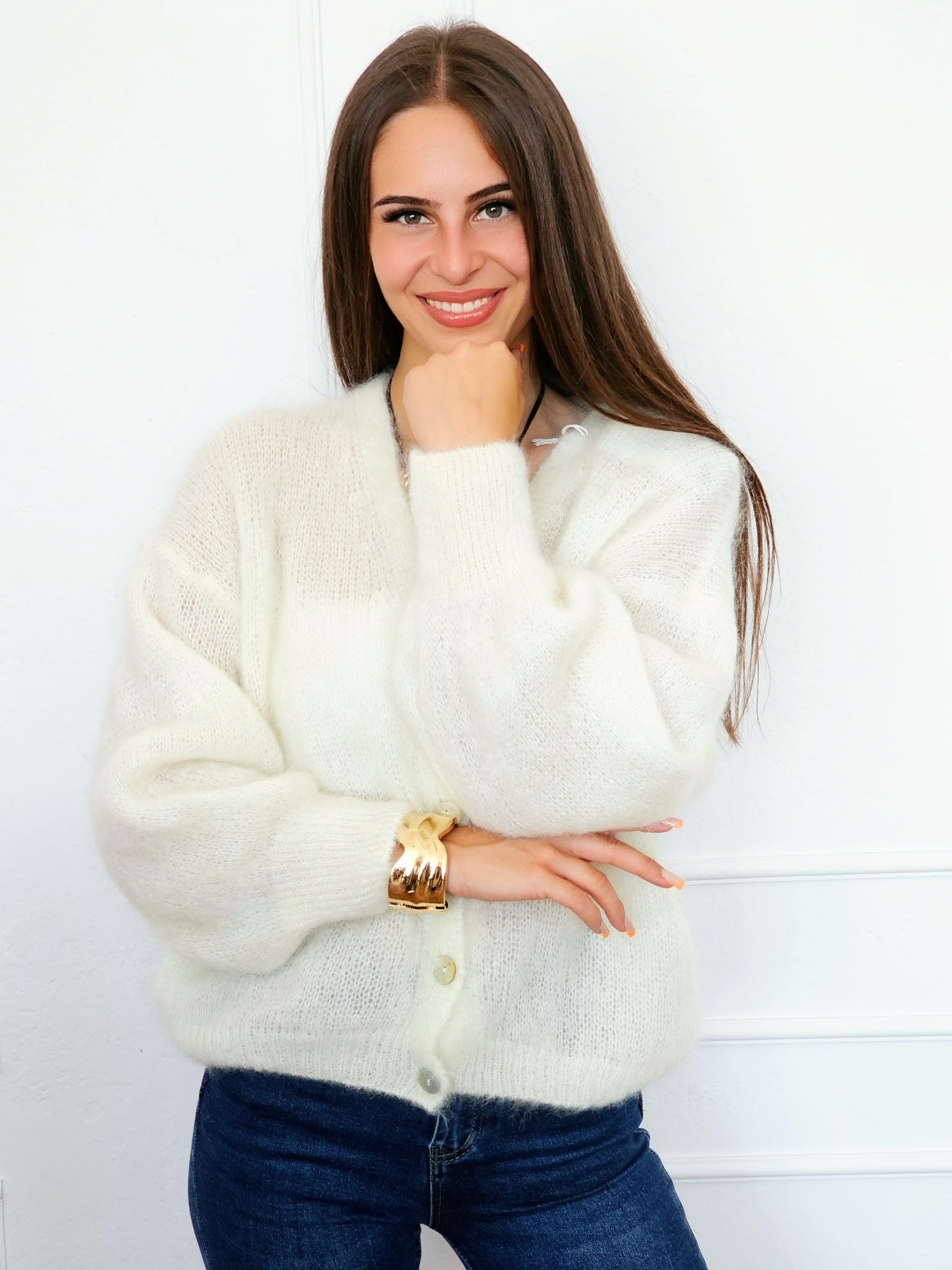 Sweterkowy kardigan z puszystej przędzy – miękkość i styl w jednym