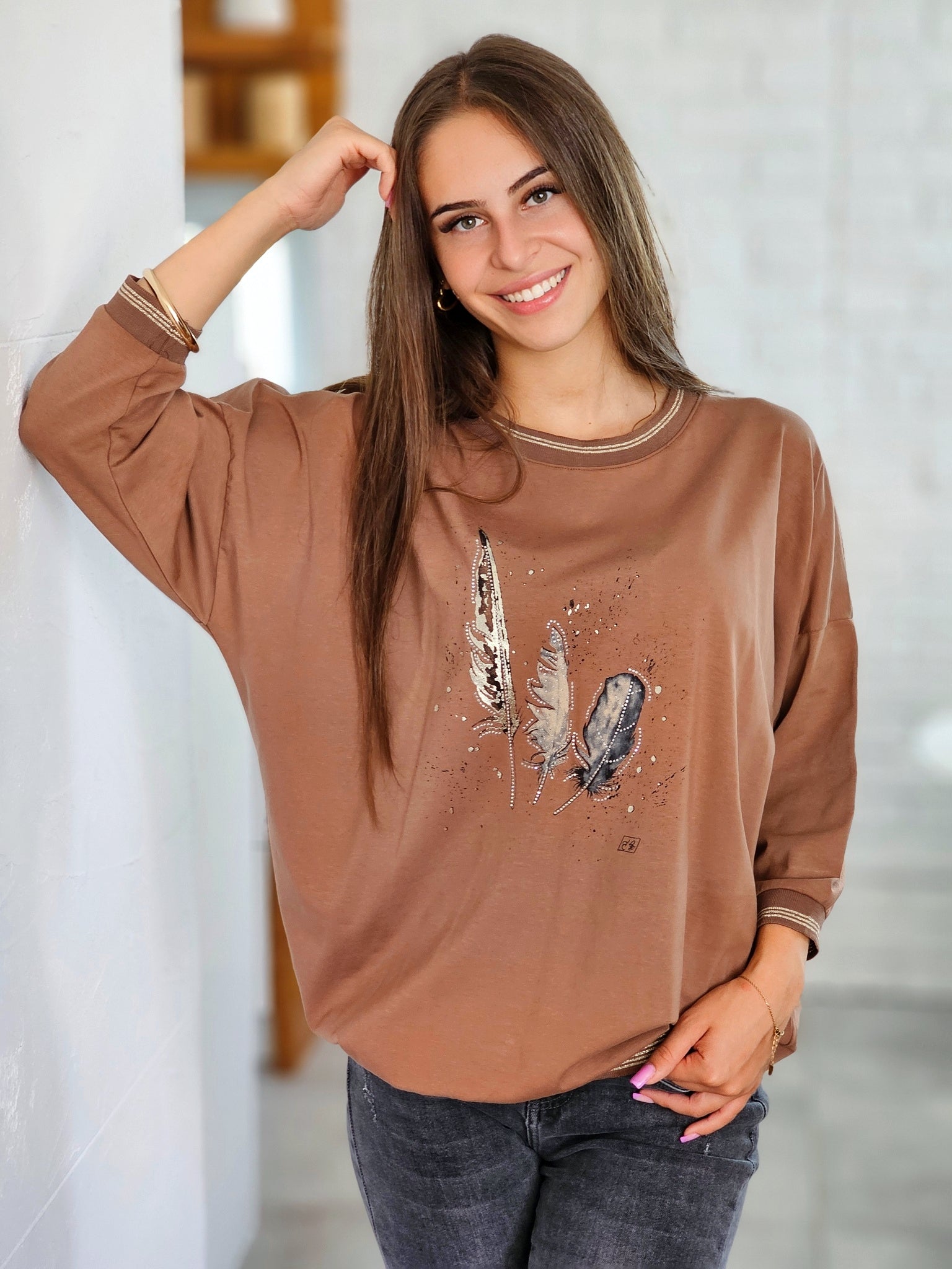 Bluza z piórami – lekkość i styl w jednym