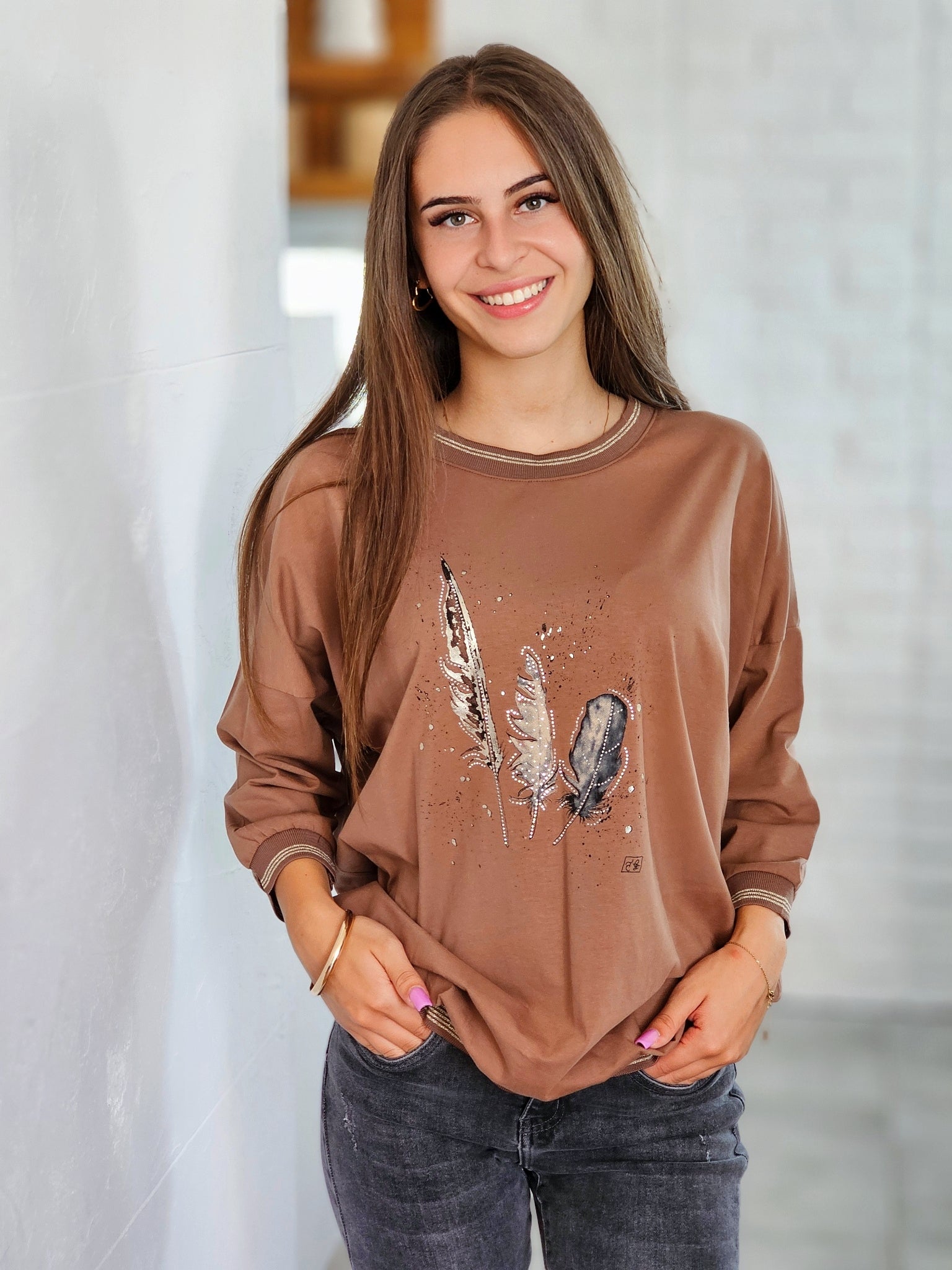 Bluza z piórami – lekkość i styl w jednym