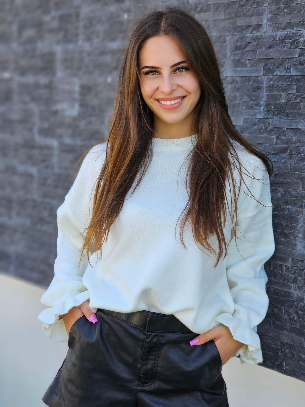 Sweter z falbanką przy rękawie