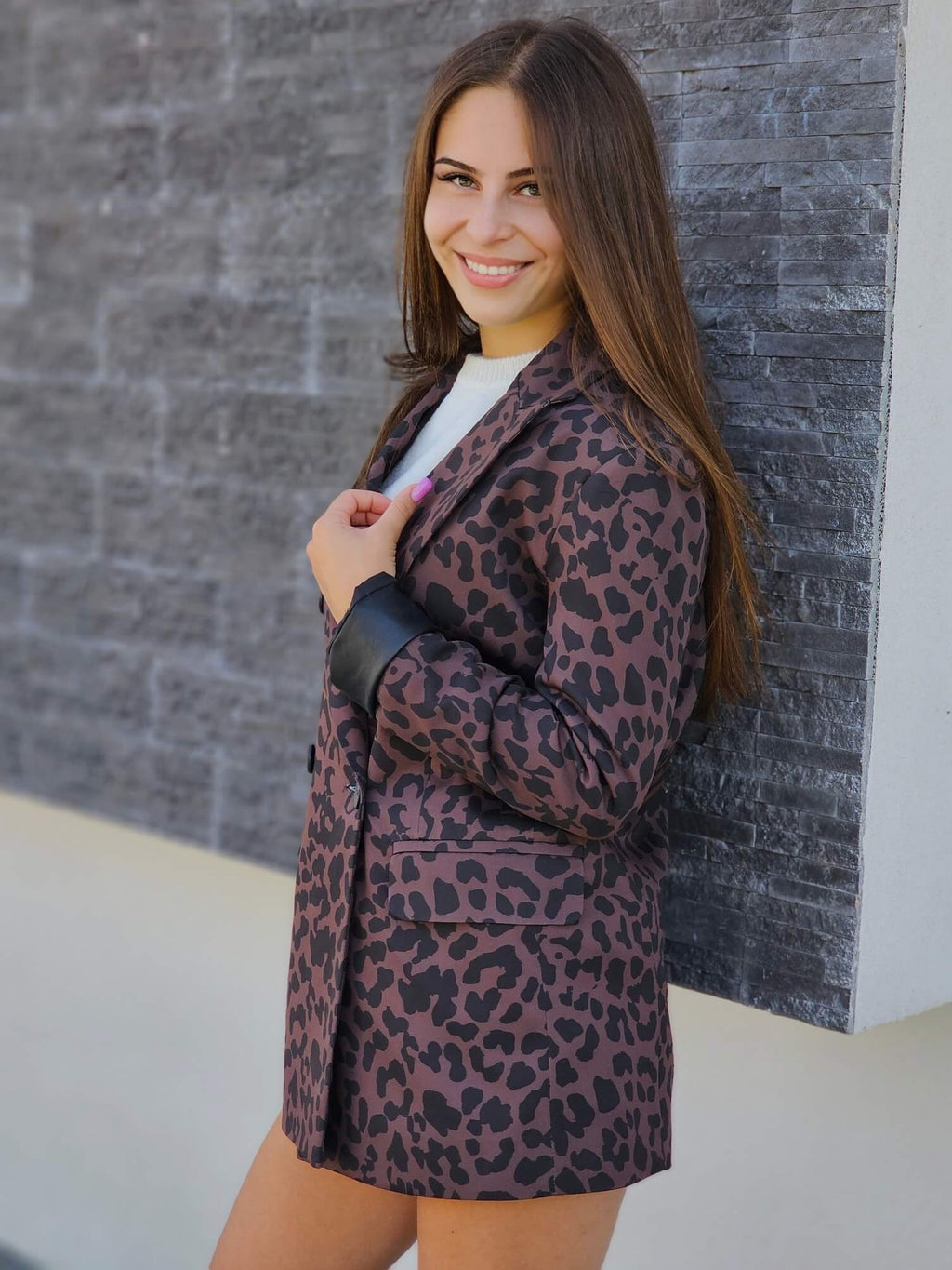 Marynarka w panterkę – odważny akcent w Twojej garderobie