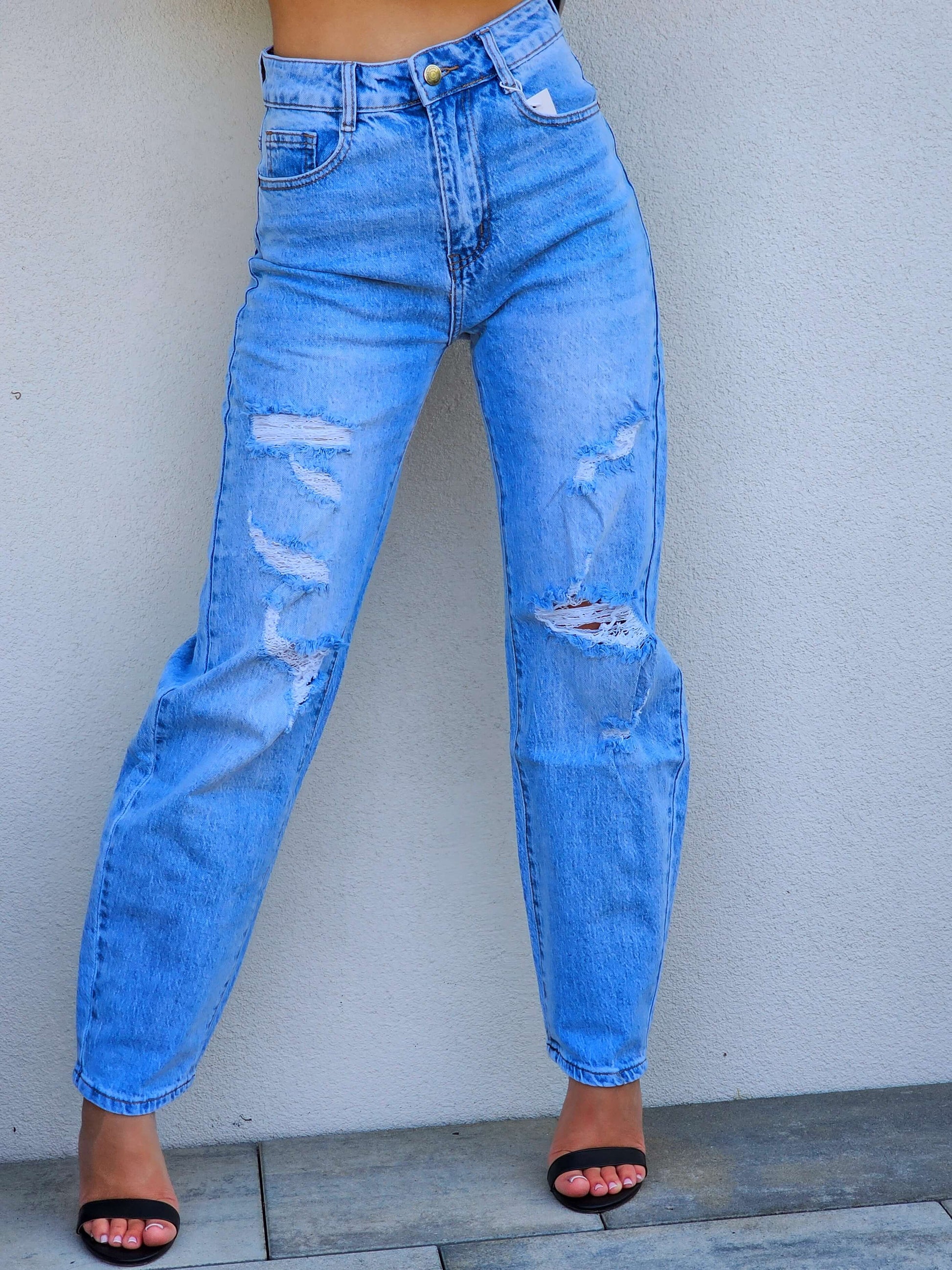 Jeansy z przetarciami – modny luz w miejskim stylu