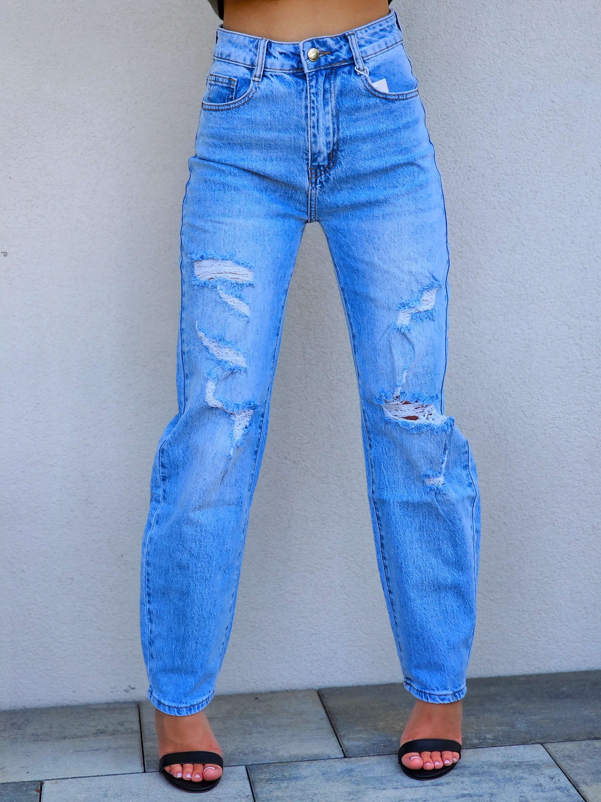 Jeansy z przetarciami – modny luz w miejskim stylu