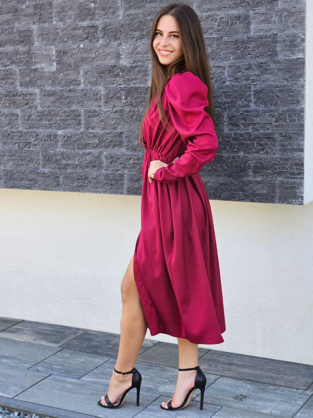 Elegancka sukienka midi z dekoltem kopertowym