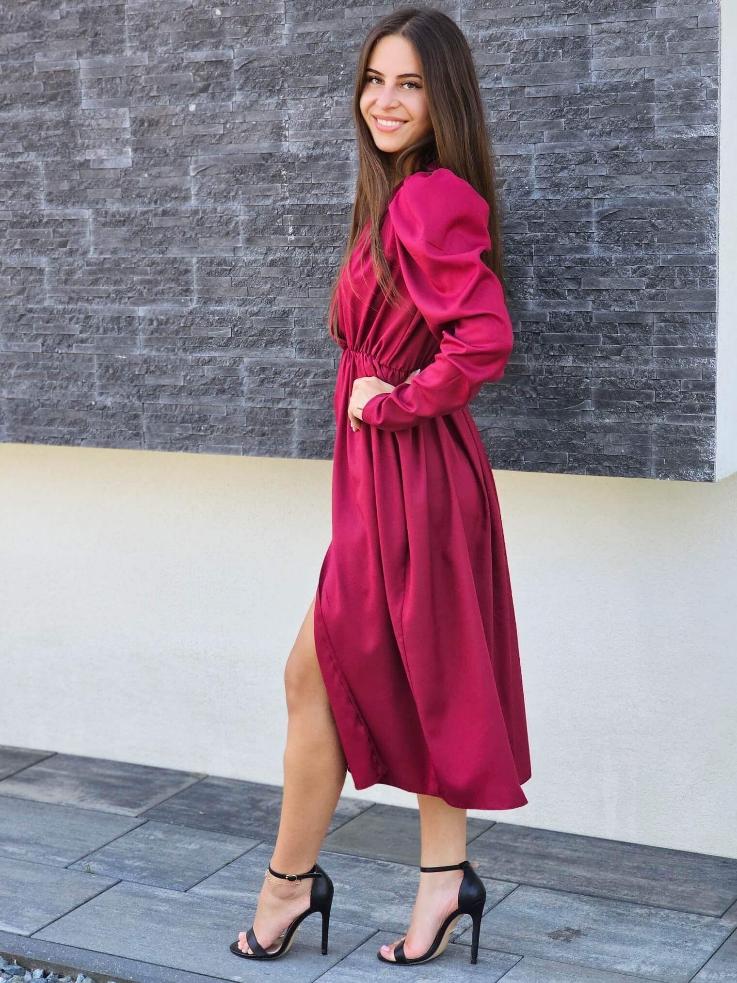 Elegancka sukienka midi z dekoltem kopertowym