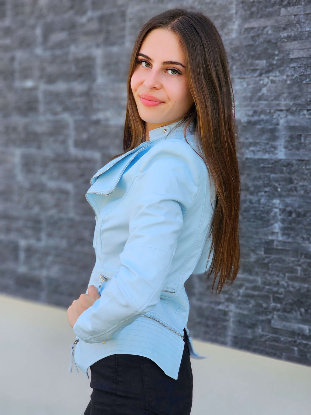 Kurtka damska skórzana – błękitna elegancja z nutą nowoczesności
