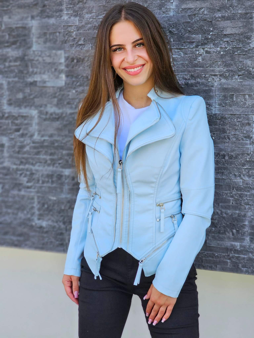 Kurtka damska skórzana – błękitna elegancja z nutą nowoczesności