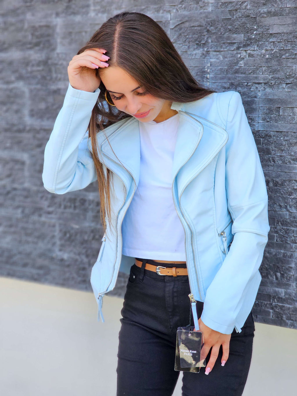 Kurtka damska skórzana – błękitna elegancja z nutą nowoczesności