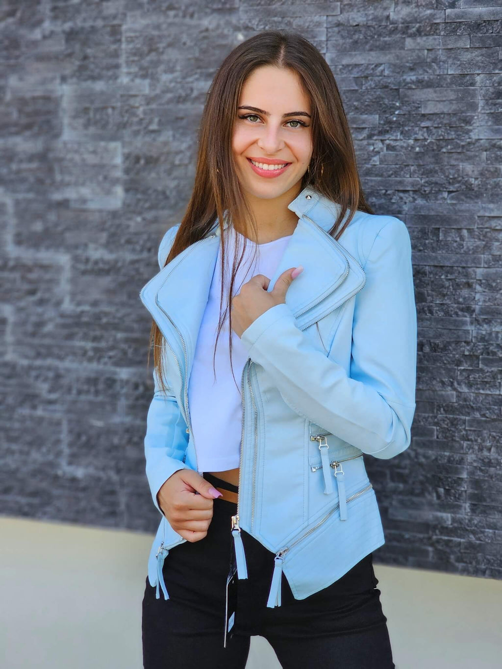 Kurtka damska skórzana – błękitna elegancja z nutą nowoczesności