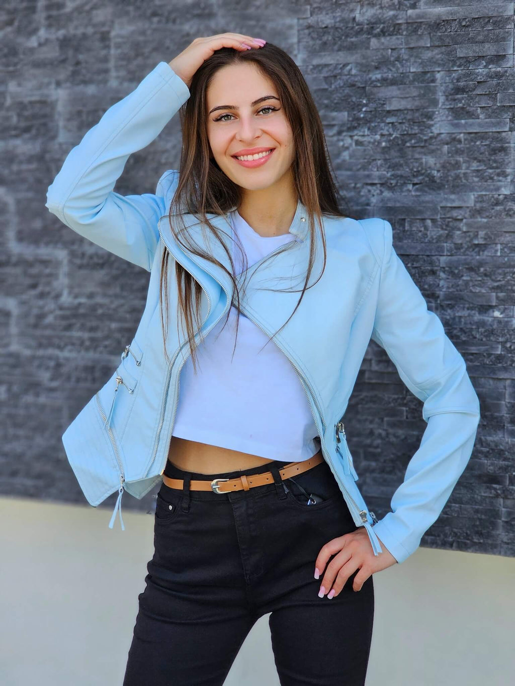 Kurtka damska skórzana – błękitna elegancja z nutą nowoczesności