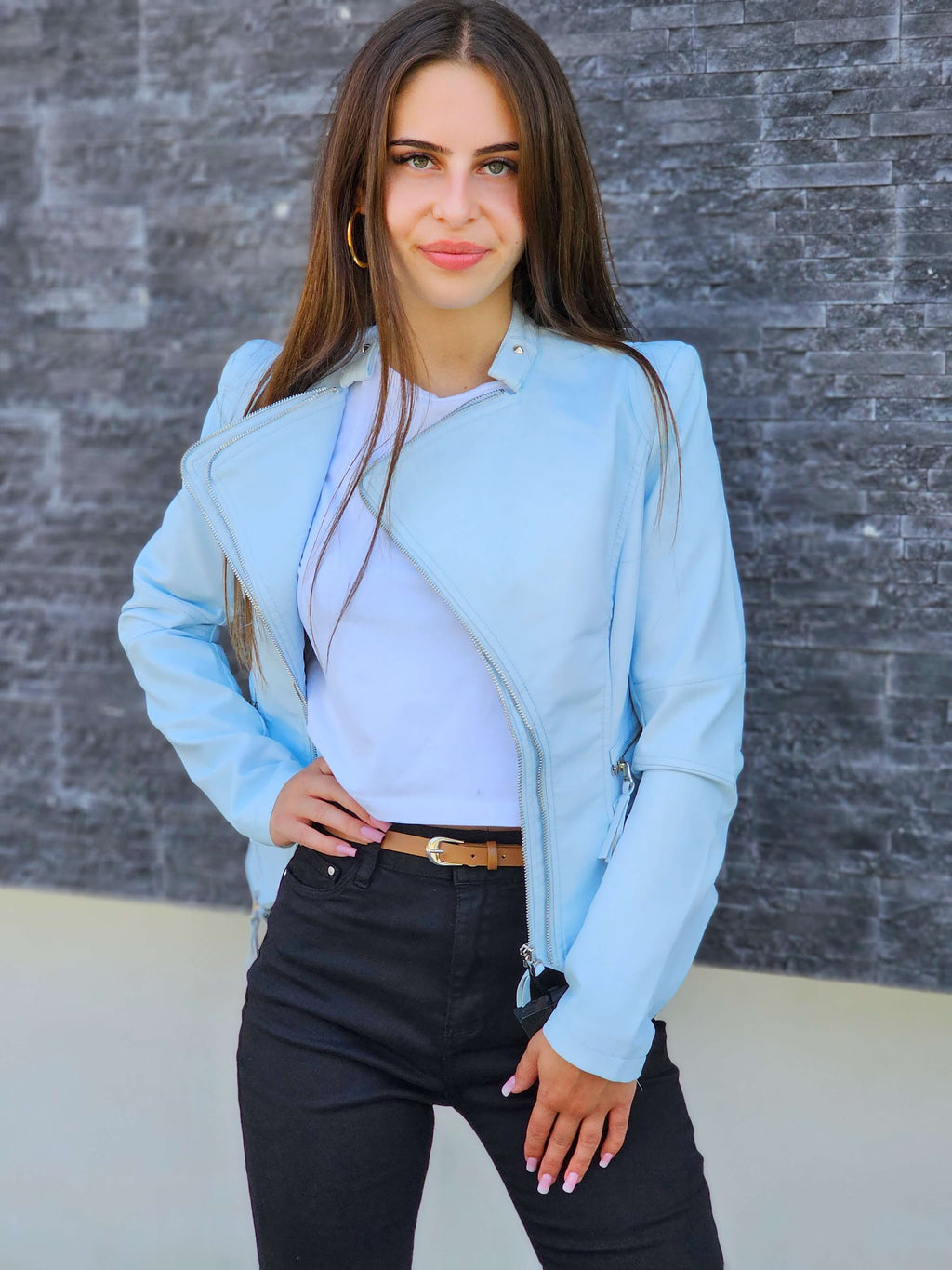 Kurtka damska skórzana – błękitna elegancja z nutą nowoczesności