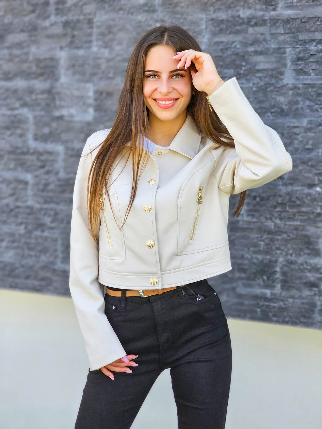 Krótka kurtka z ekoskóry z ozdobnymi złotymi guzikami