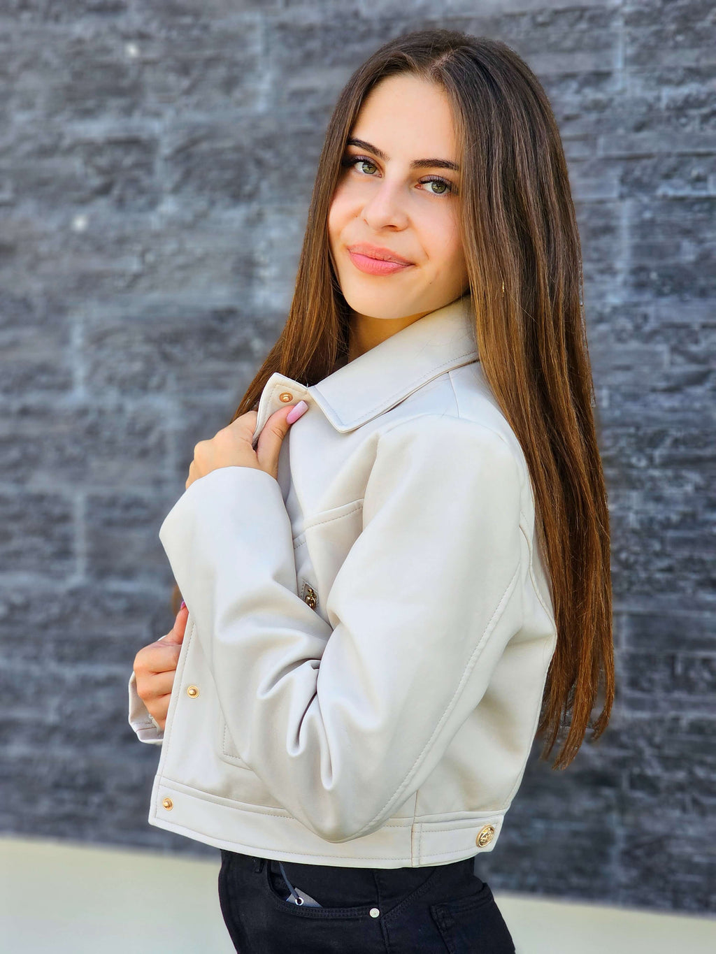 Krótka kurtka z ekoskóry z ozdobnymi złotymi guzikami