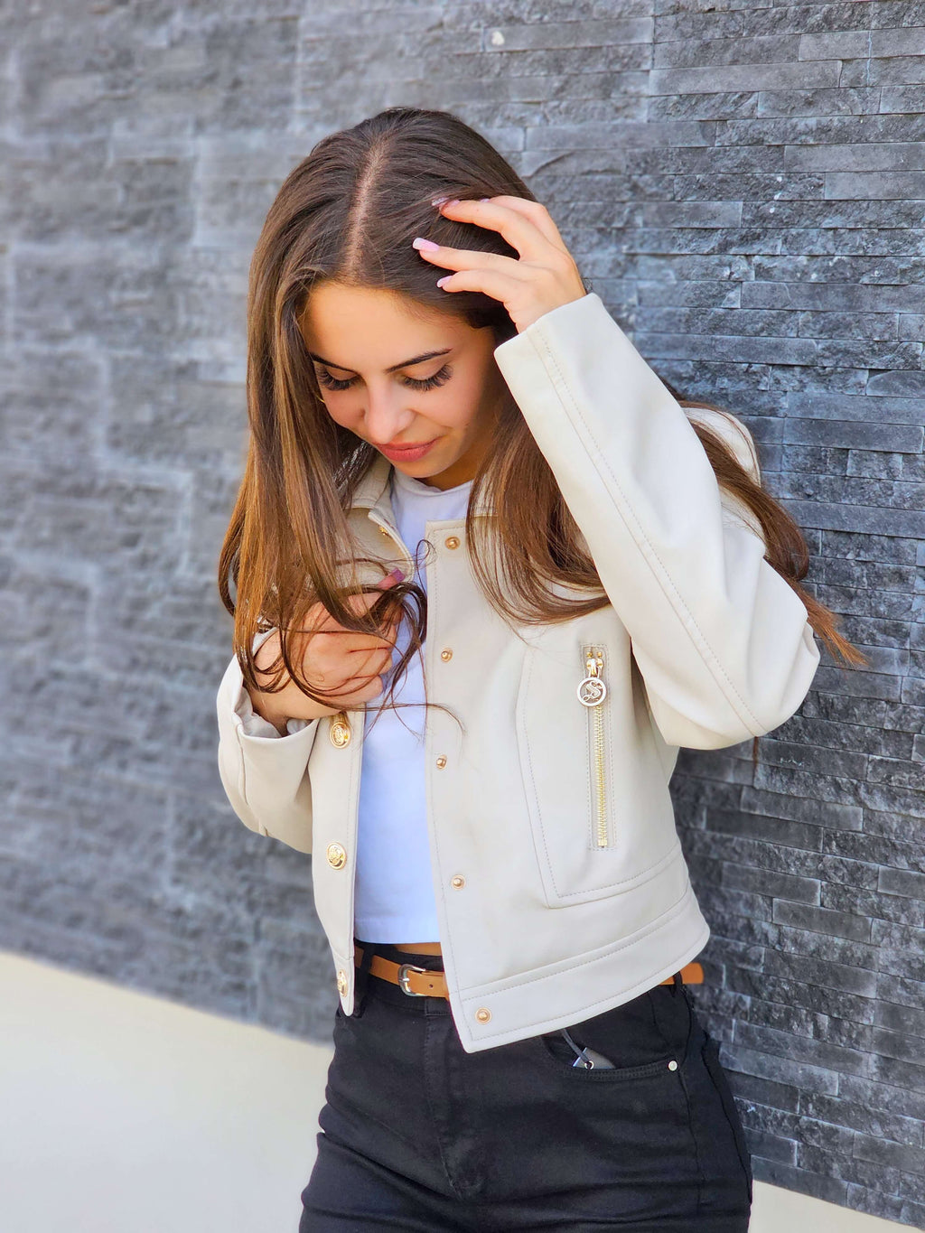 Krótka kurtka z ekoskóry z ozdobnymi złotymi guzikami