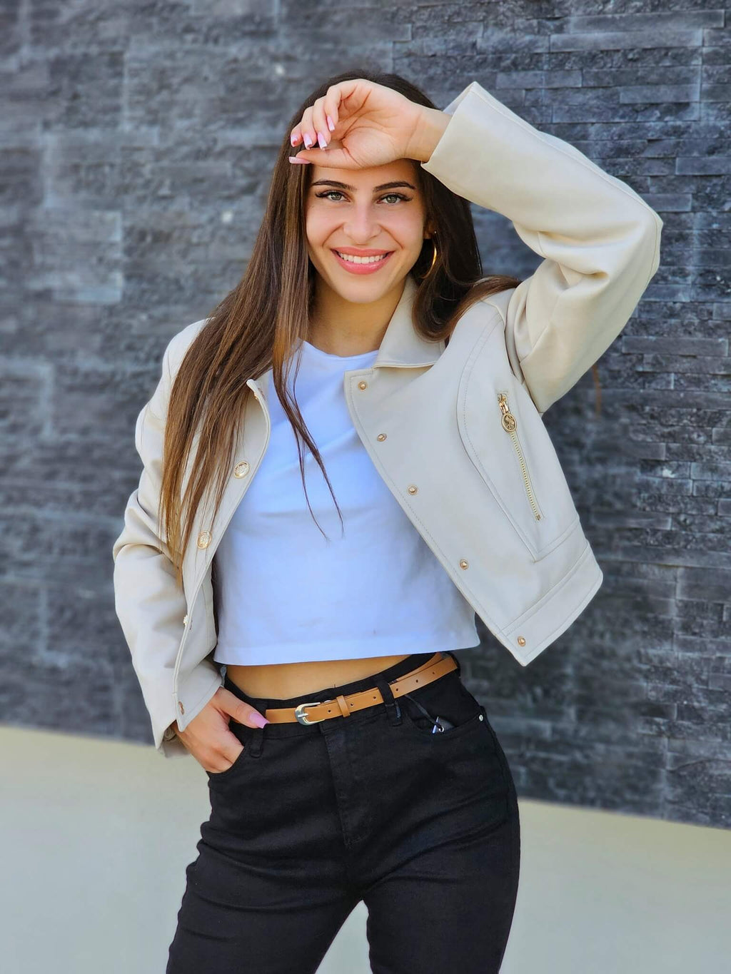 Krótka kurtka z ekoskóry z ozdobnymi złotymi guzikami