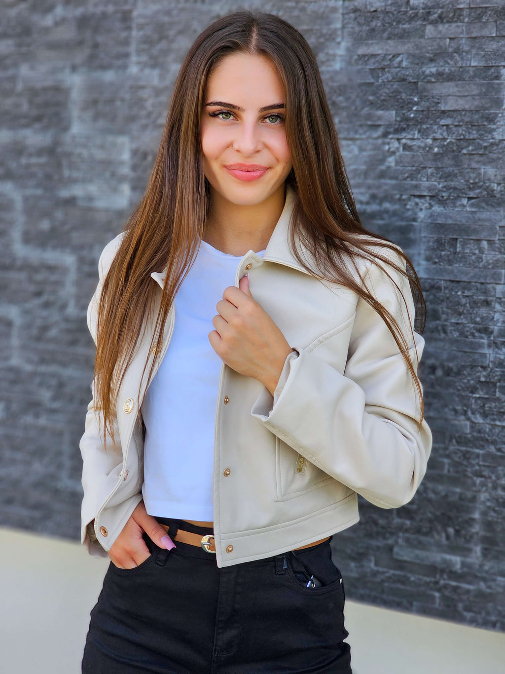 Krótka kurtka z ekoskóry z ozdobnymi złotymi guzikami