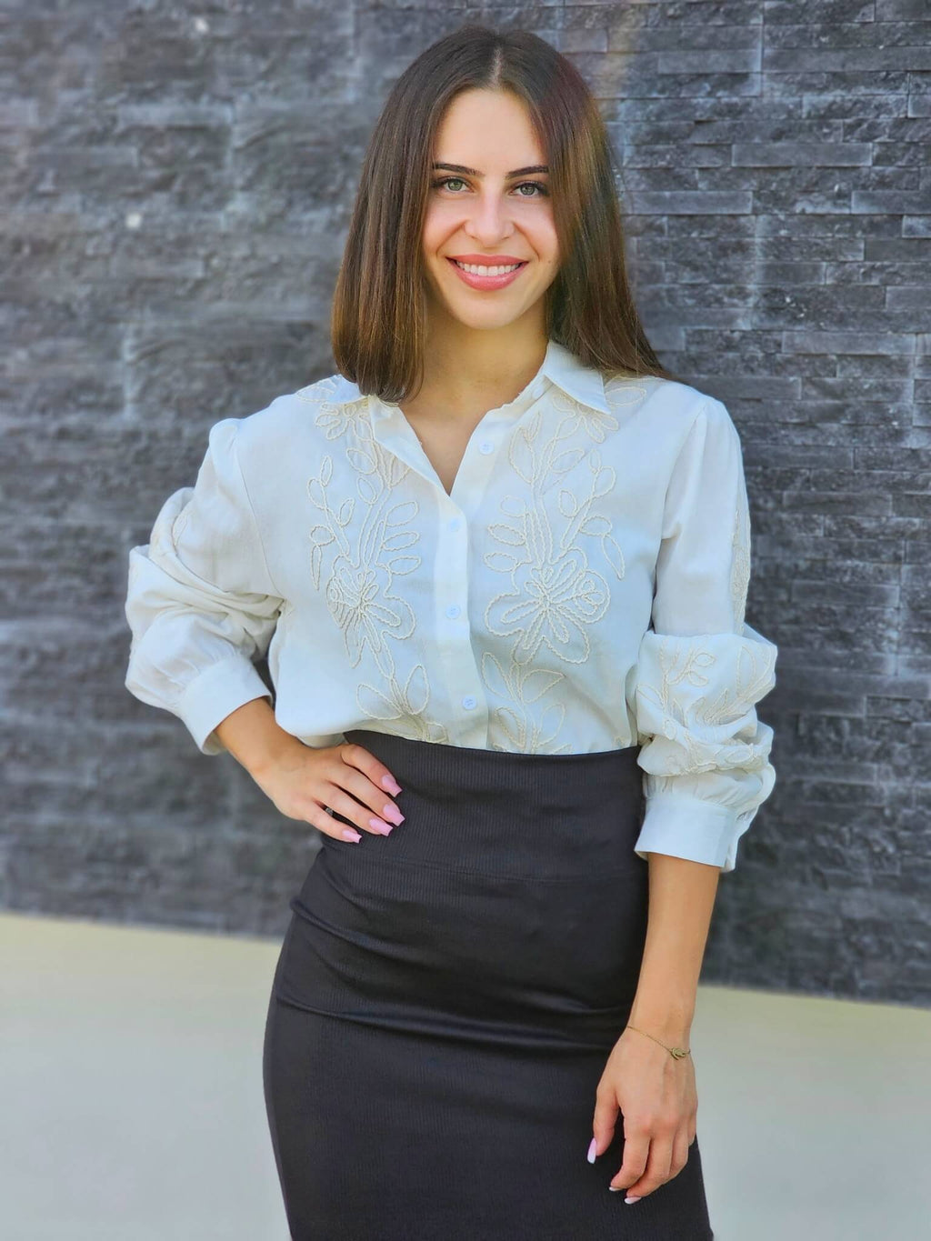 Elegancja z nutą romantyzmu – biała koszula haftowana