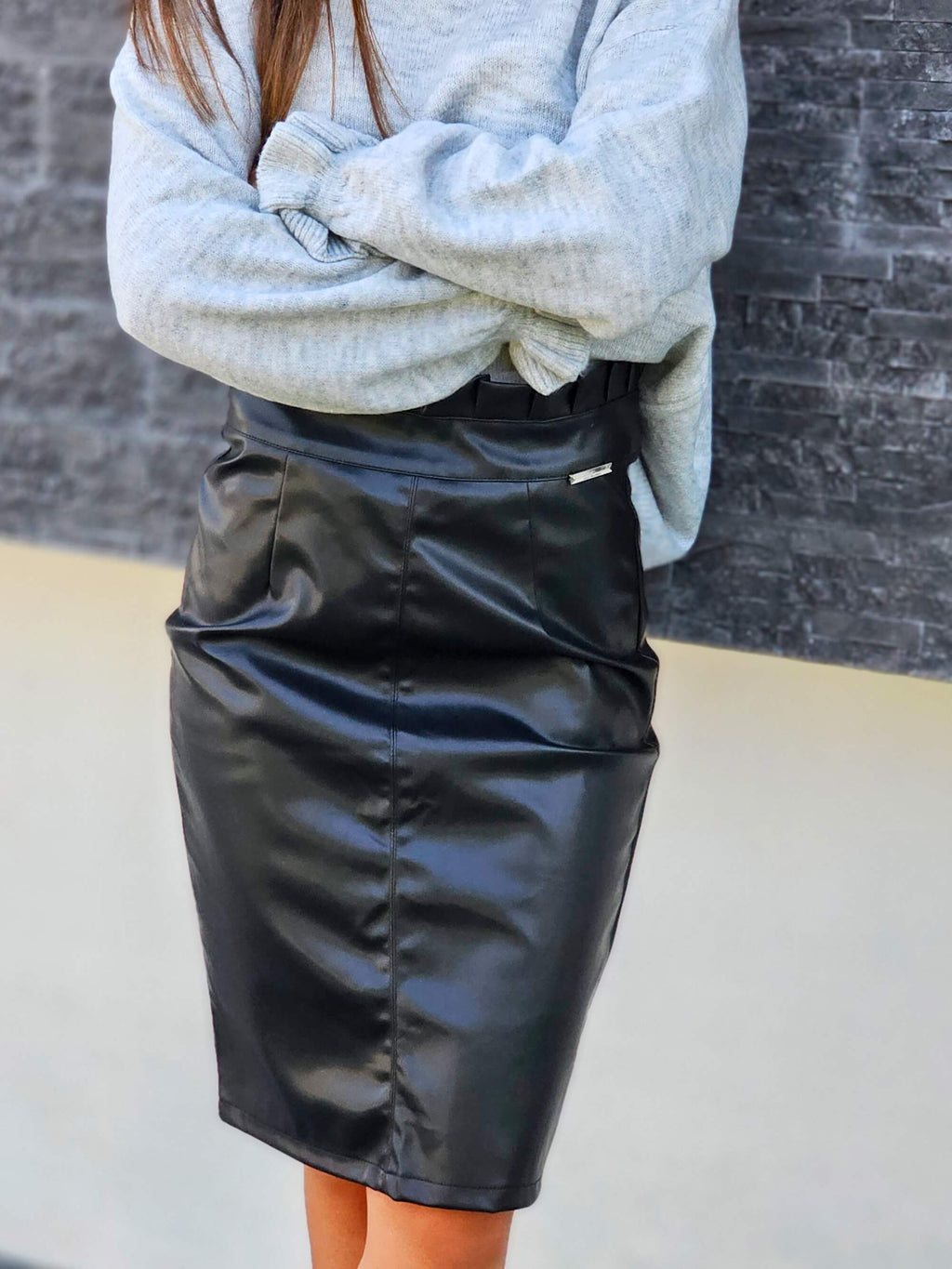 Skórzana spódnica ołówkowa – klasyka z pazurem