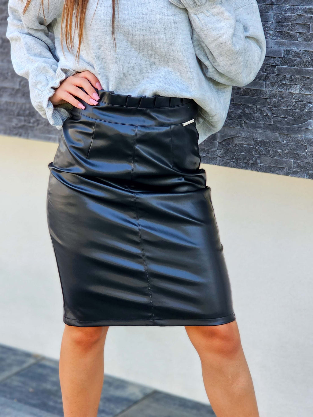 Skórzana spódnica ołówkowa – klasyka z pazurem