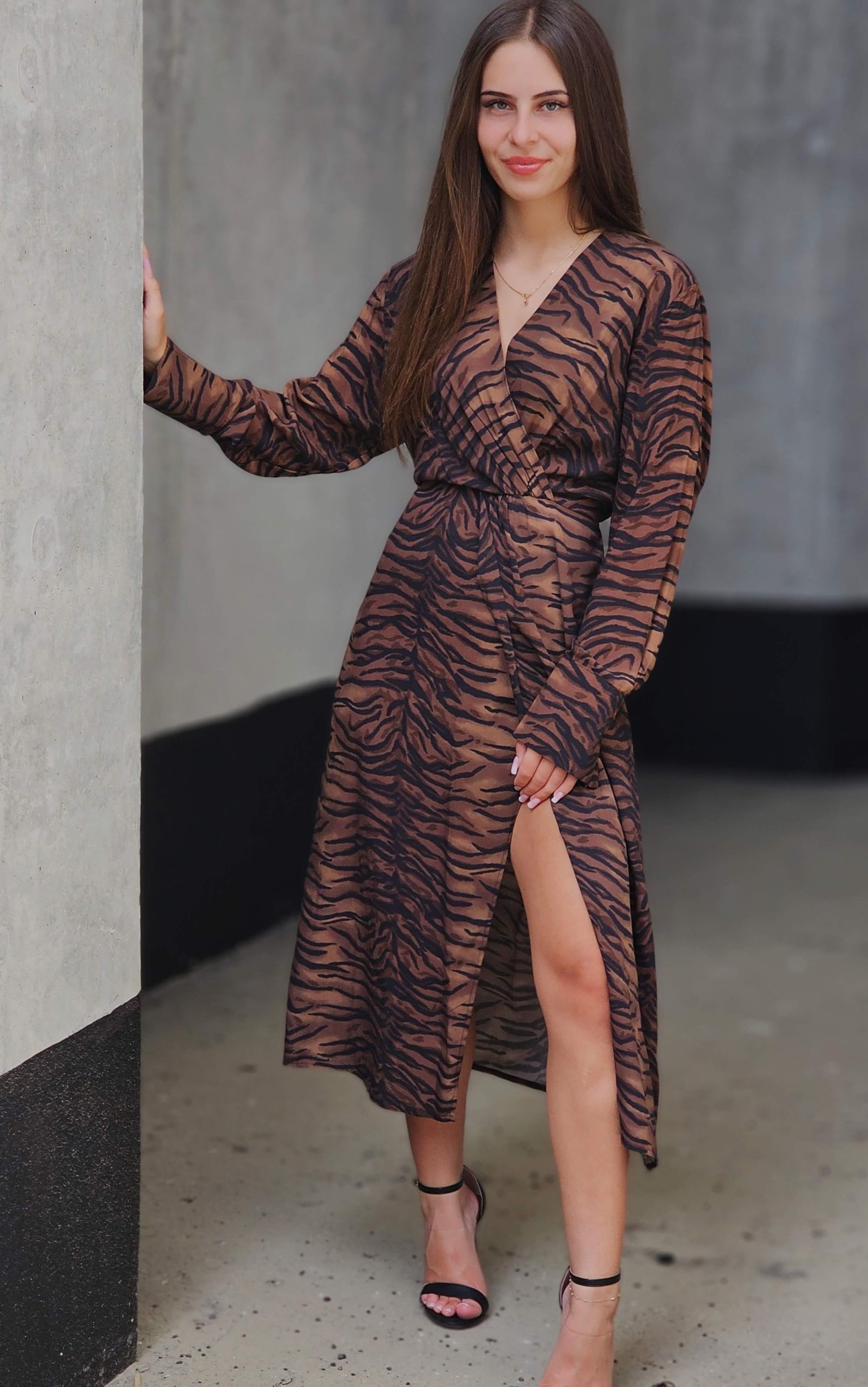 Sukienka midi w tygrysi print – odważny look z klasą