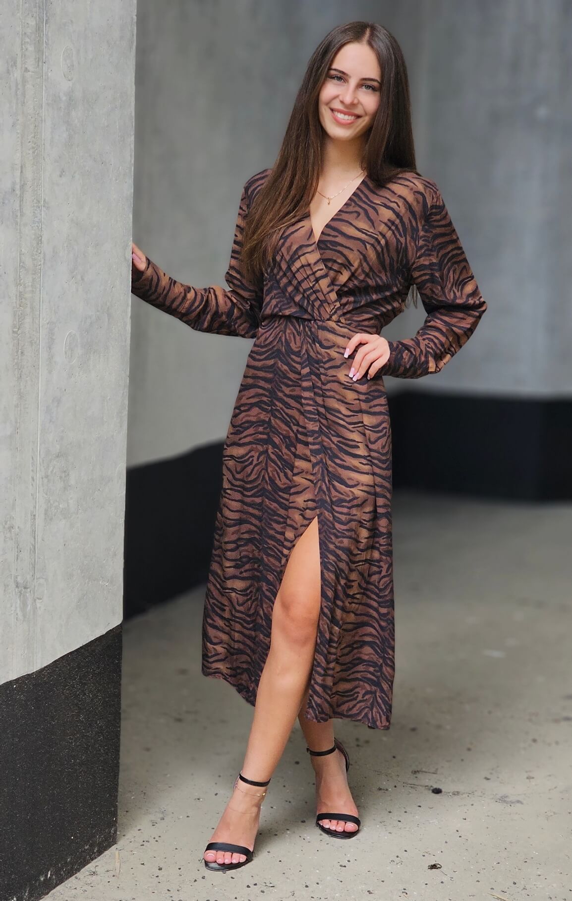 Sukienka midi w tygrysi print – odważny look z klasą