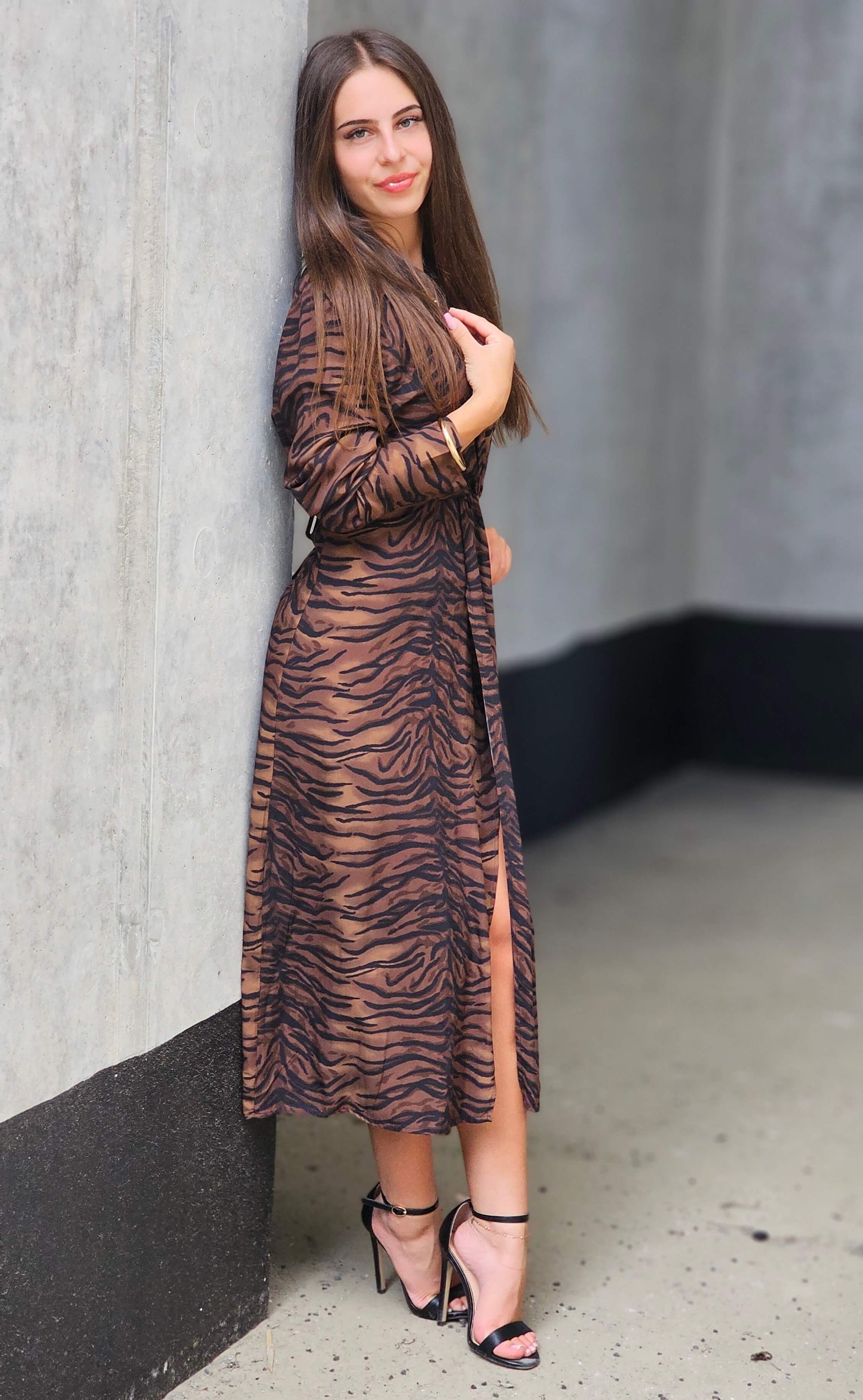 Sukienka midi w tygrysi print – odważny look z klasą