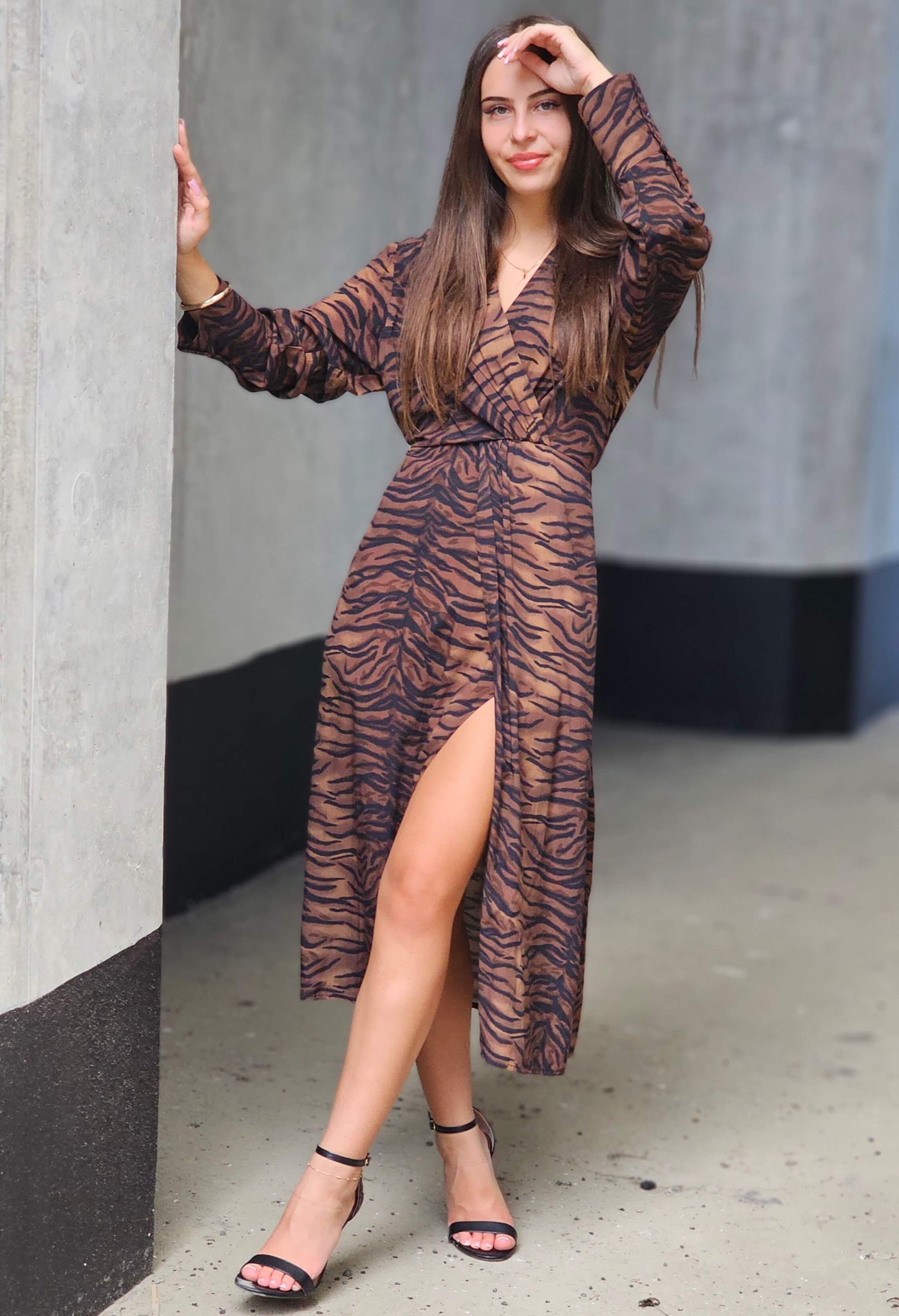 Sukienka midi w tygrysi print – odważny look z klasą