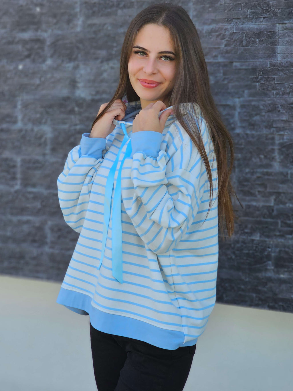 Bluza w paski – sportowy luz i dziewczęcy urok