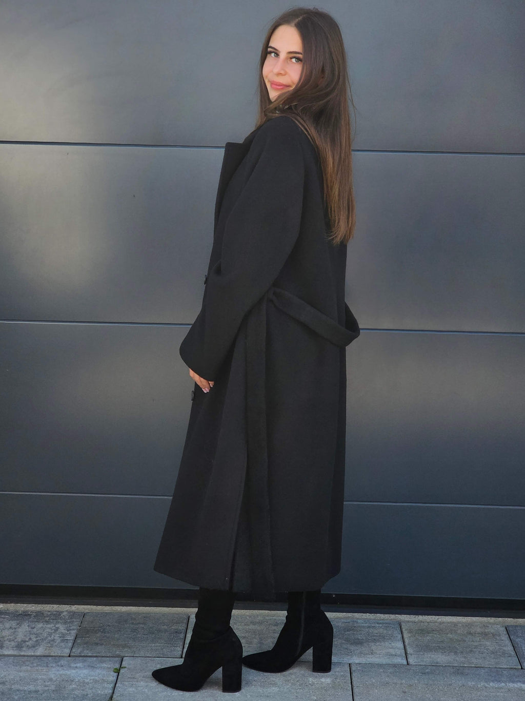 Płaszcz wełniany w klasycznej czerni – elegancja w najlepszym wydaniu