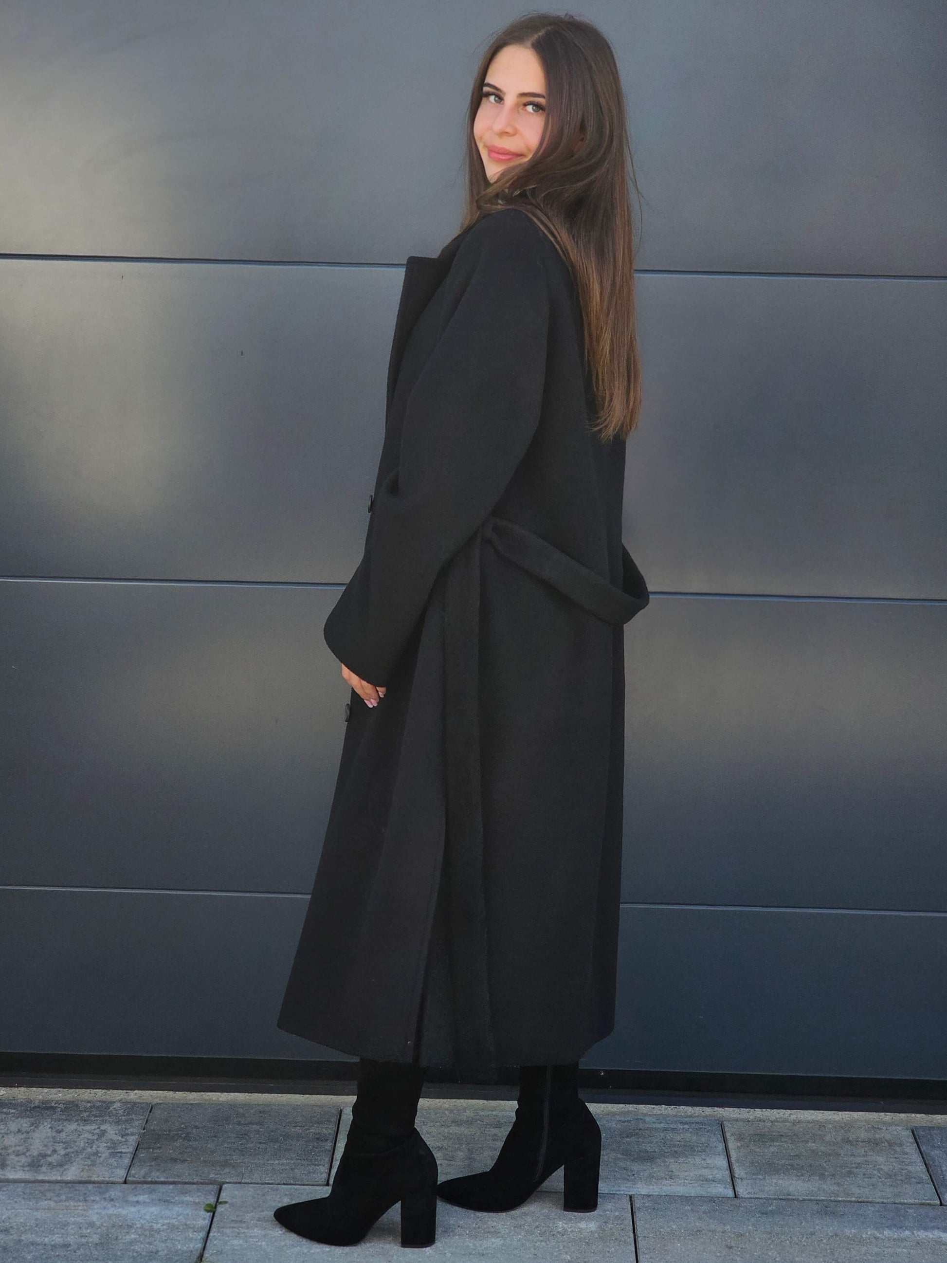Płaszcz wełniany w klasycznej czerni – elegancja w najlepszym wydaniu